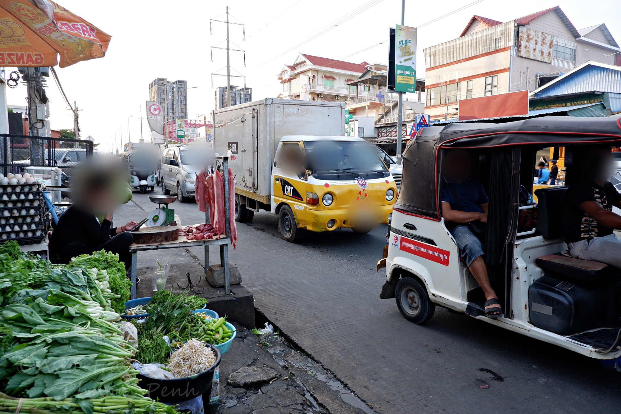 プノンペンの路上市場と走るトゥクトゥク・野菜売り