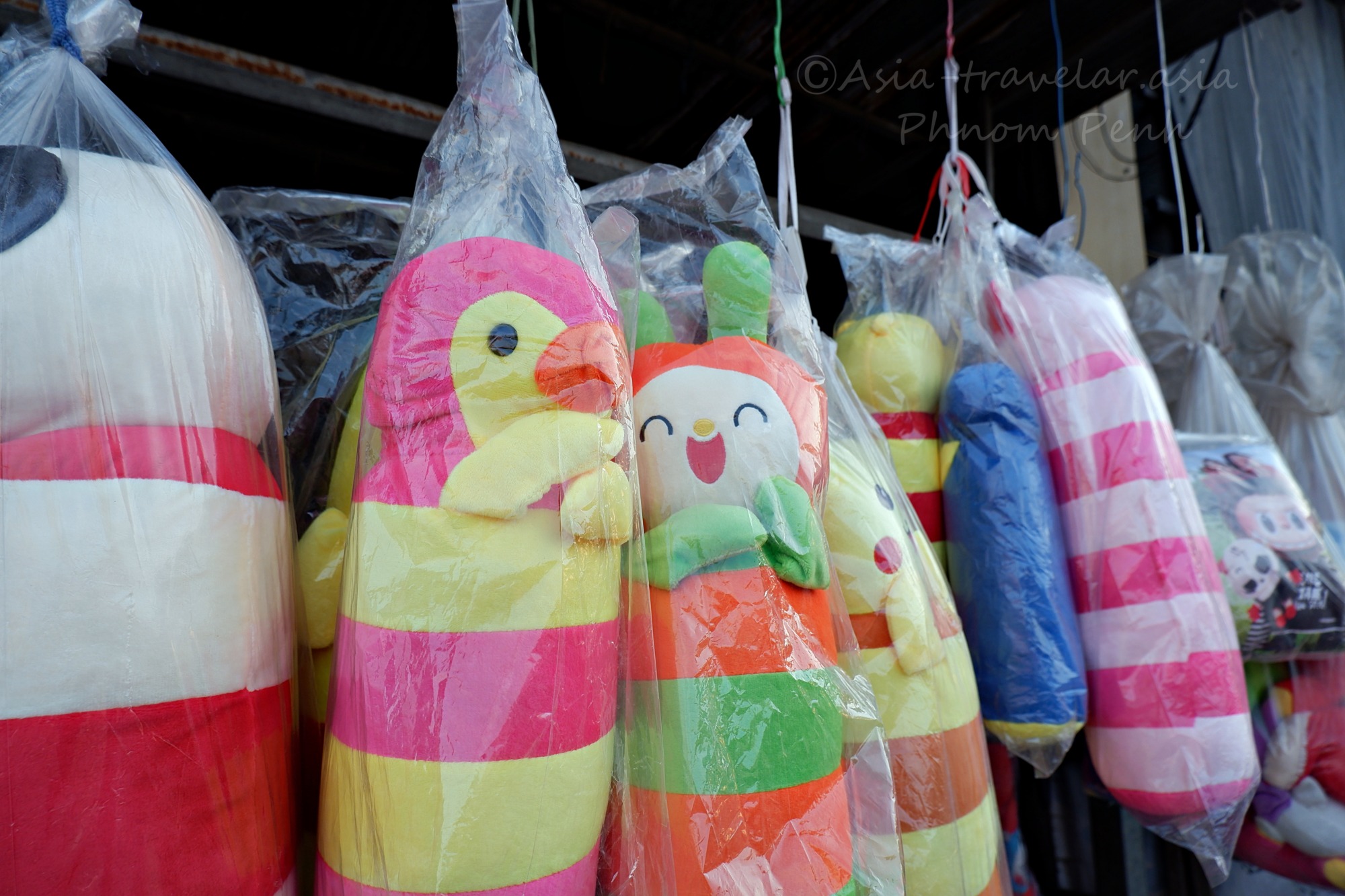 プノンペンの市場に並ぶカラフルなぬいぐるみ