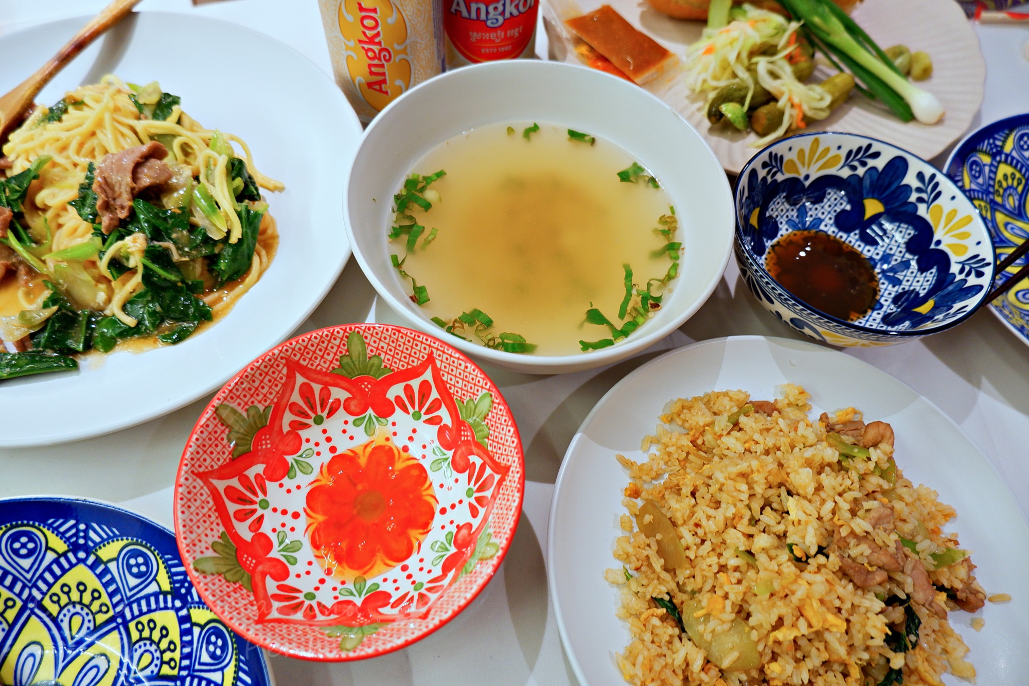 プノンペンのバイチャーやスープが並ぶカンボジア料理の晩酌テーブル