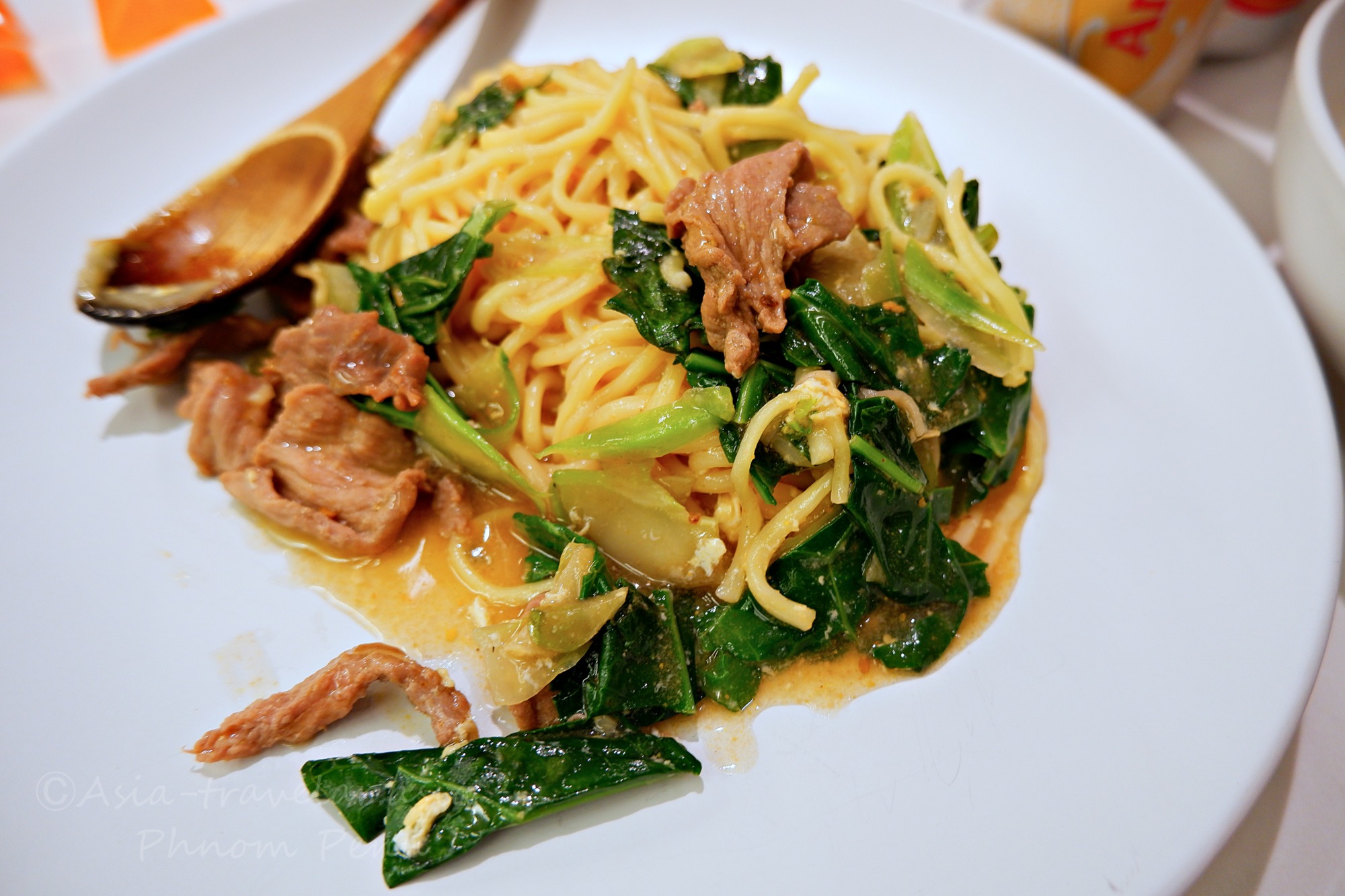プノンペンのミーチャー（クメール風甘い焼きそば）と青菜・豚肉炒め