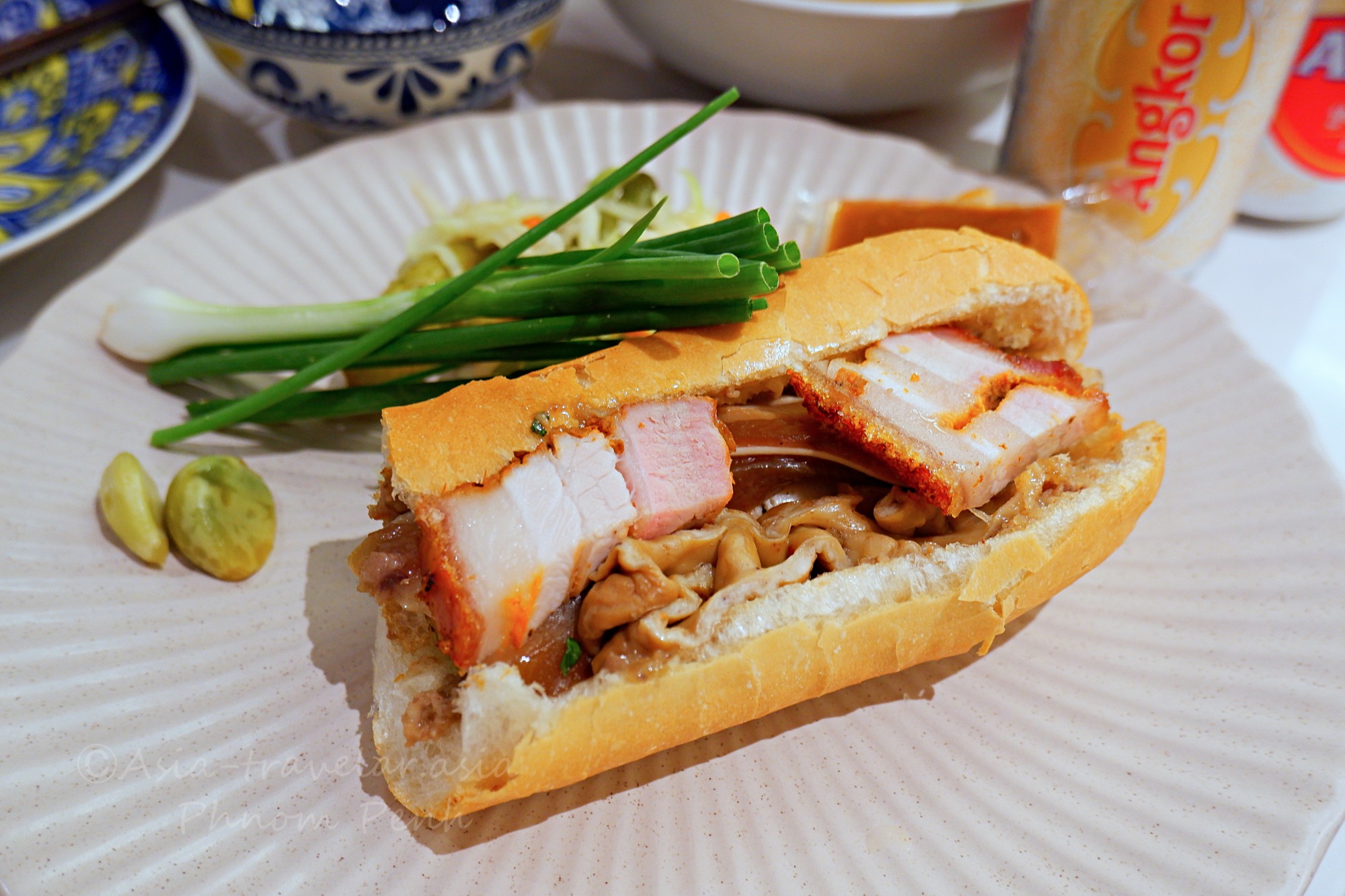 プノンペンの屋台ヌンパン・三枚肉と内臓たっぷり