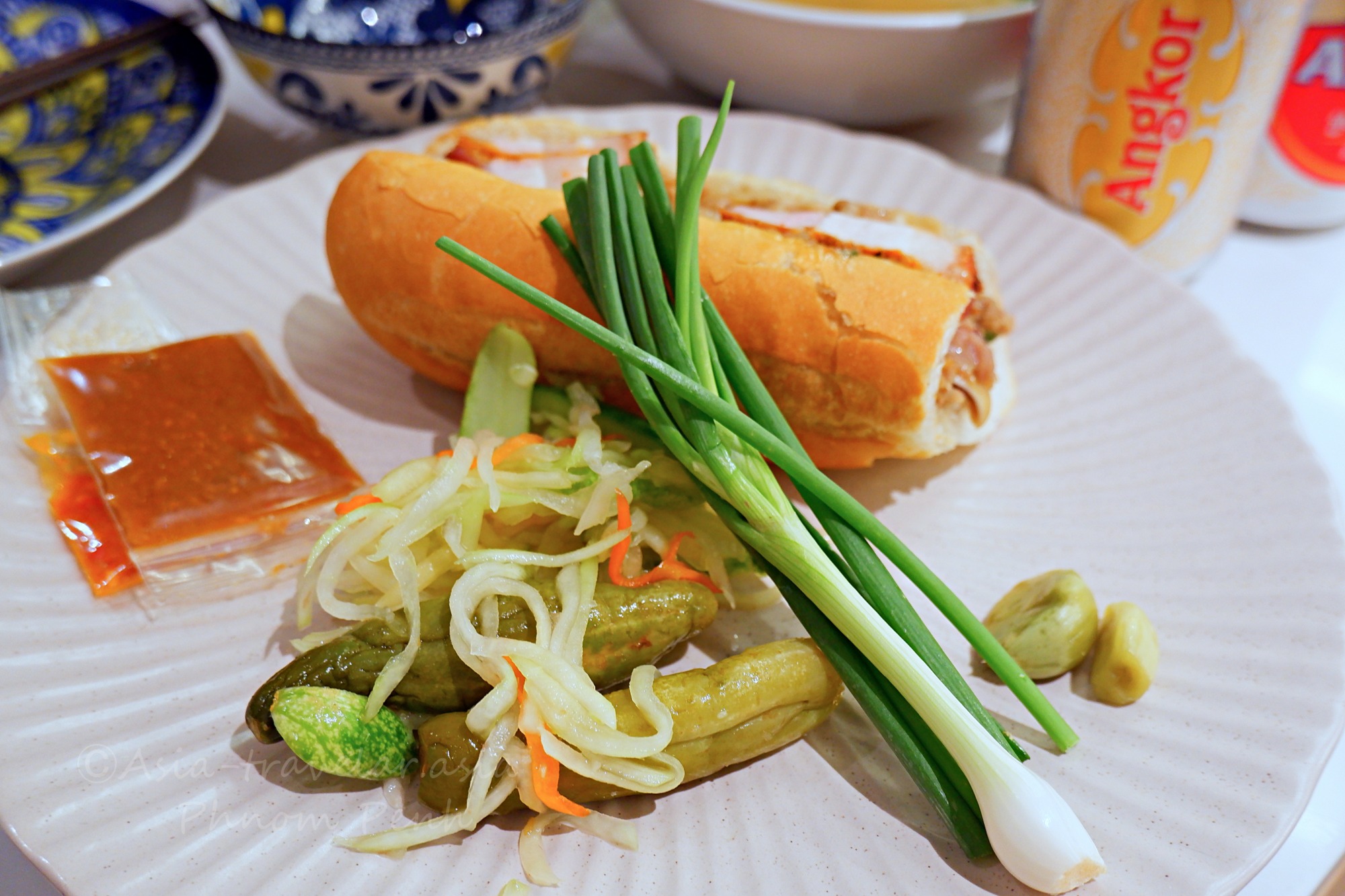 プノンペンのヌンパン（三枚肉＆内臓入り）とにんにくのピクルス