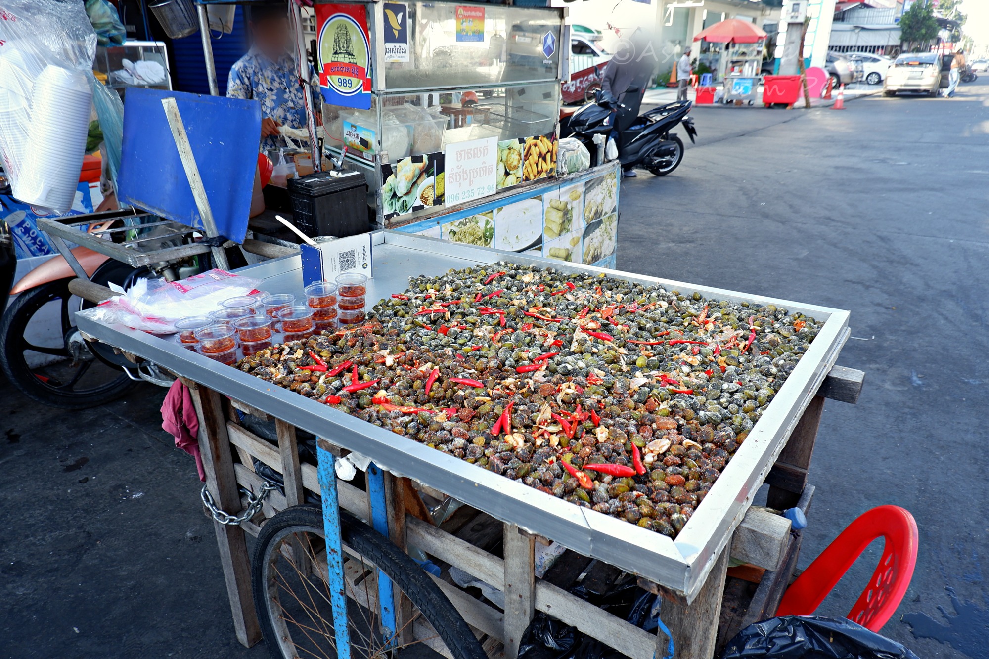 プノンペン路上屋台で売られる塩辛子まぶしの貝