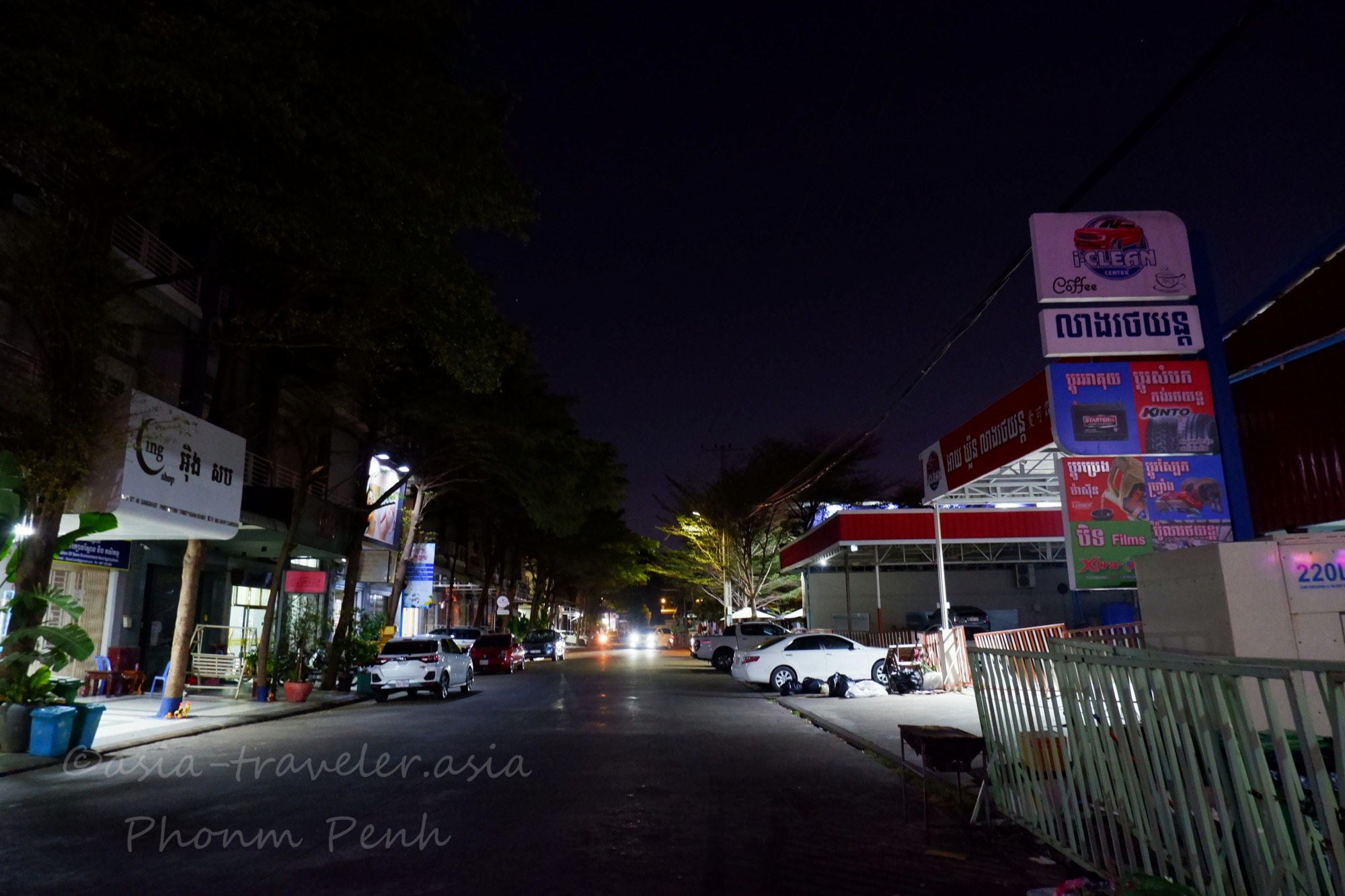 プノンペンの韓国街エリアを夜間に撮影した通りの様子
