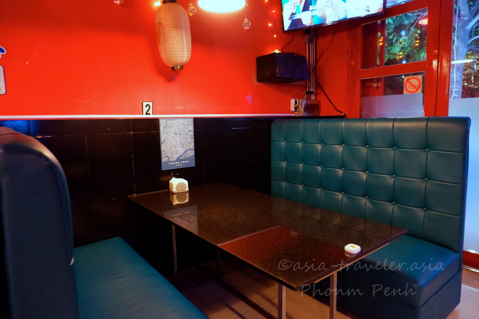 プノンペンSoju Barの緑のボックスシートと黒テーブル席
