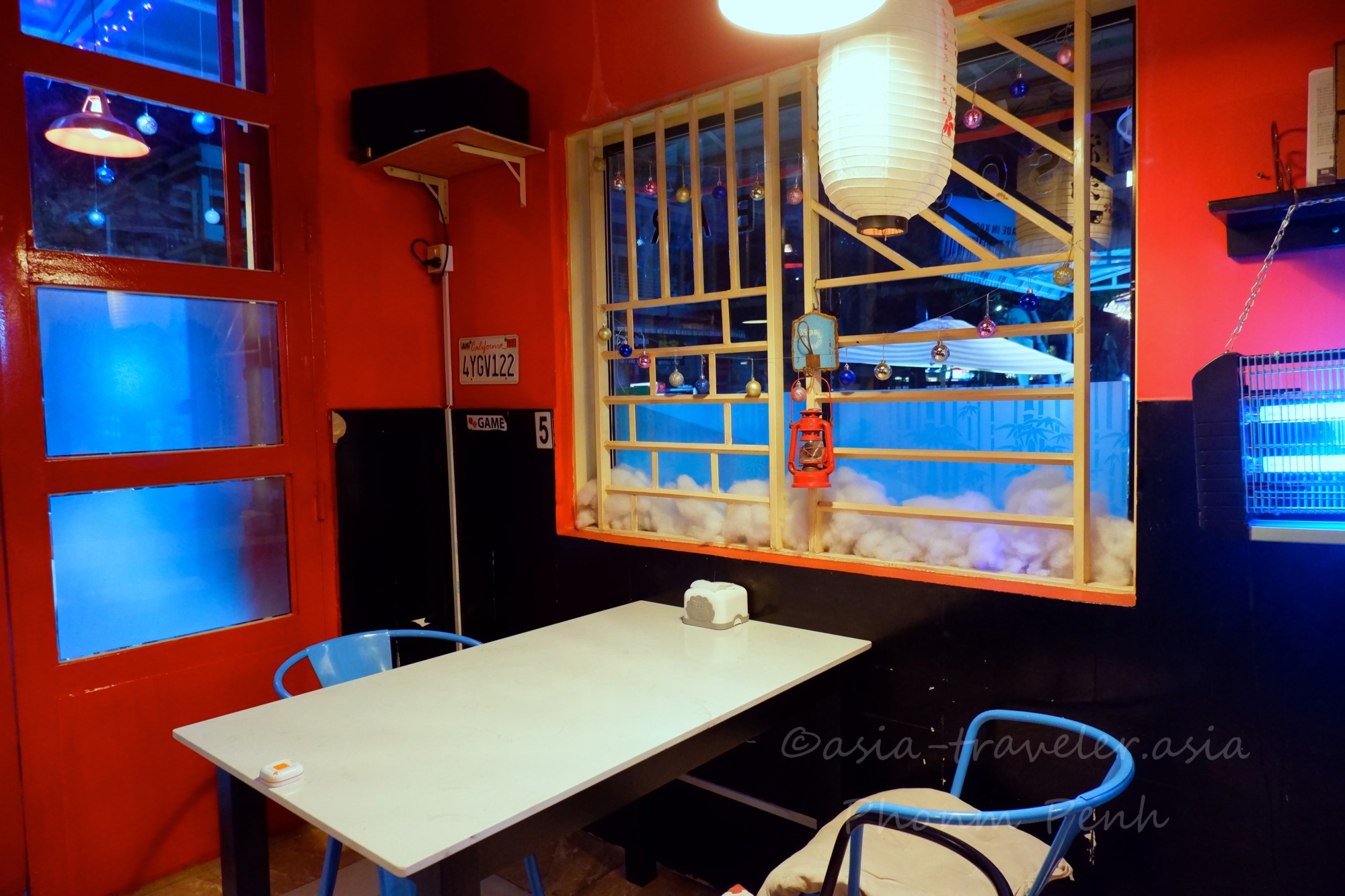 プノンペンのSoju Bar赤い壁とボックス席のある店内