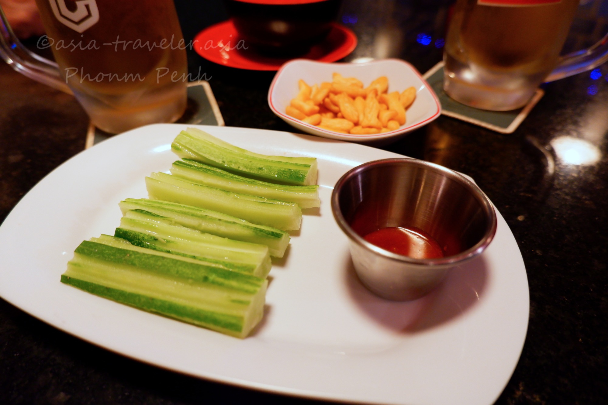 プノンペンのSoju Barでビールに付く胡瓜スティックとソース
