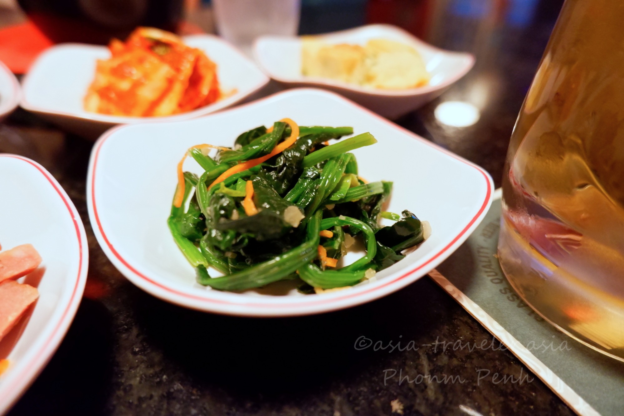 プノンペンのSoju Barでナムル風バンチャン小皿