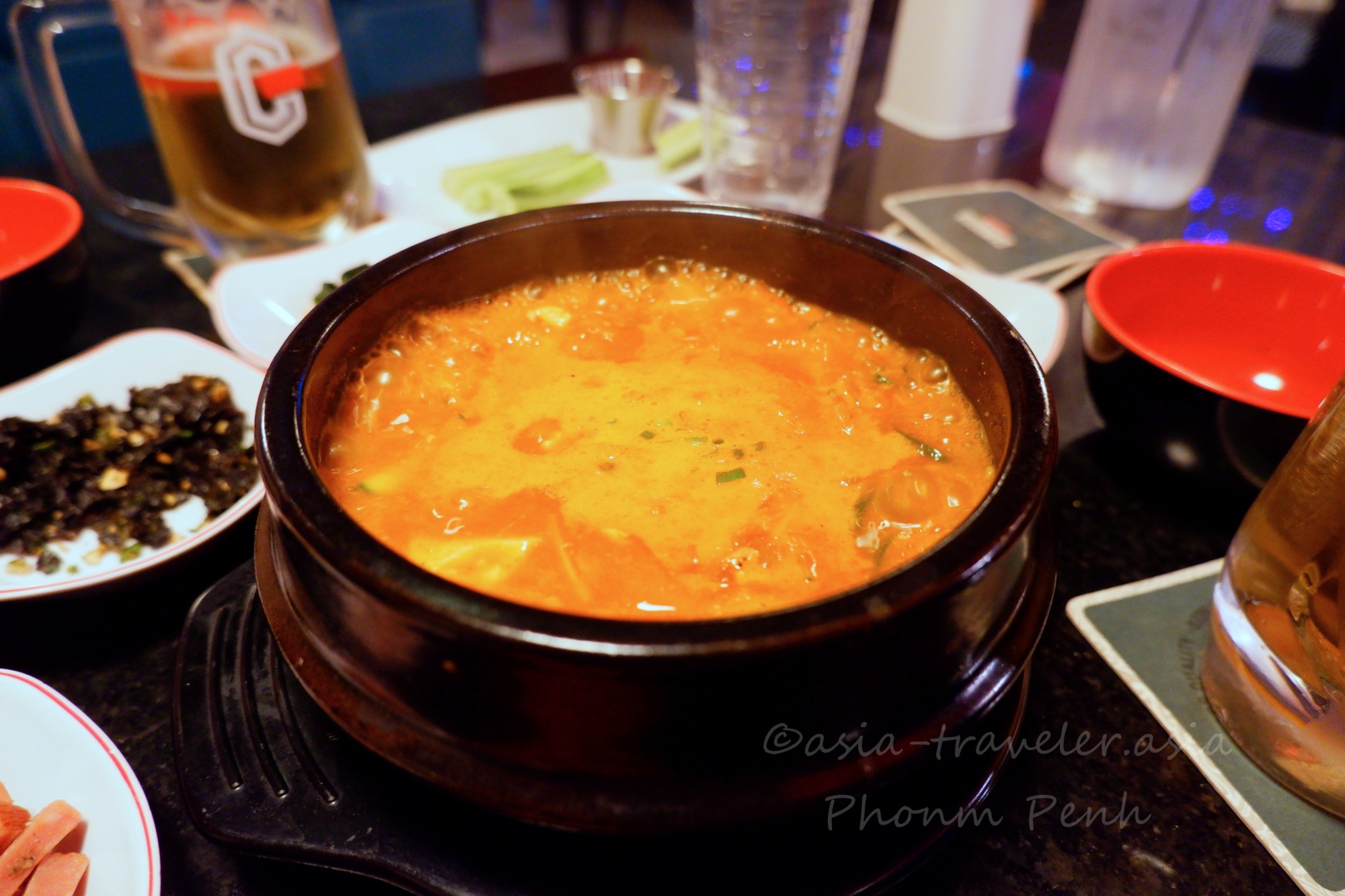 プノンペンのSoju Barで提供される貝入りスンドゥブチゲ
