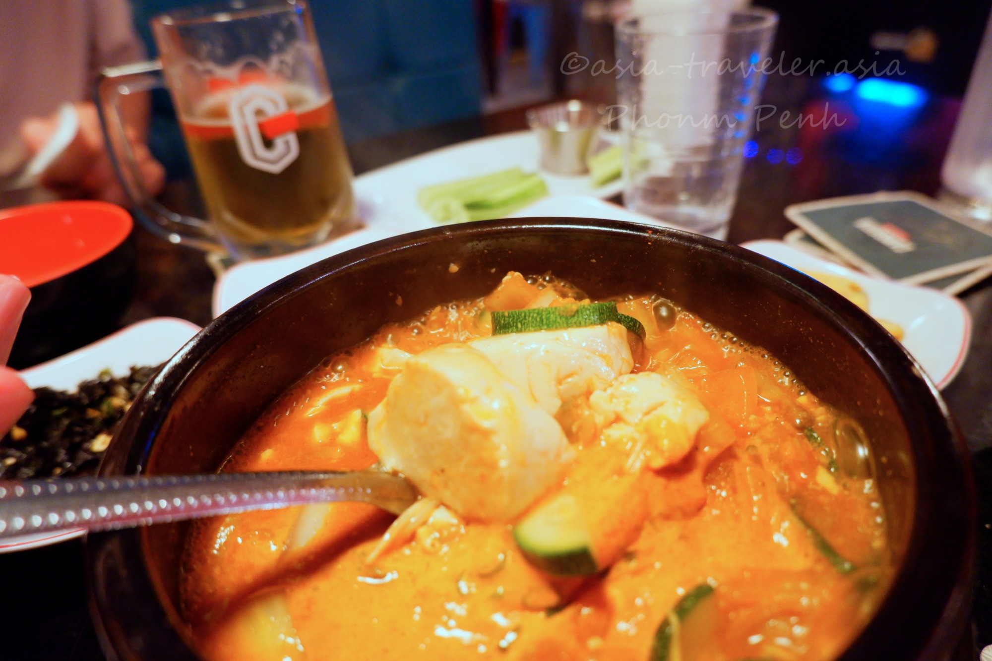 プノンペンのSoju Barで提供される貝入りスンドゥブチゲ