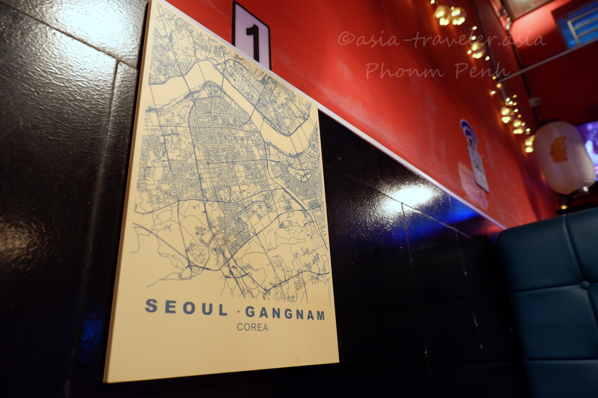 プノンペンのSoju Barに飾られたソウル江南の地図アート
