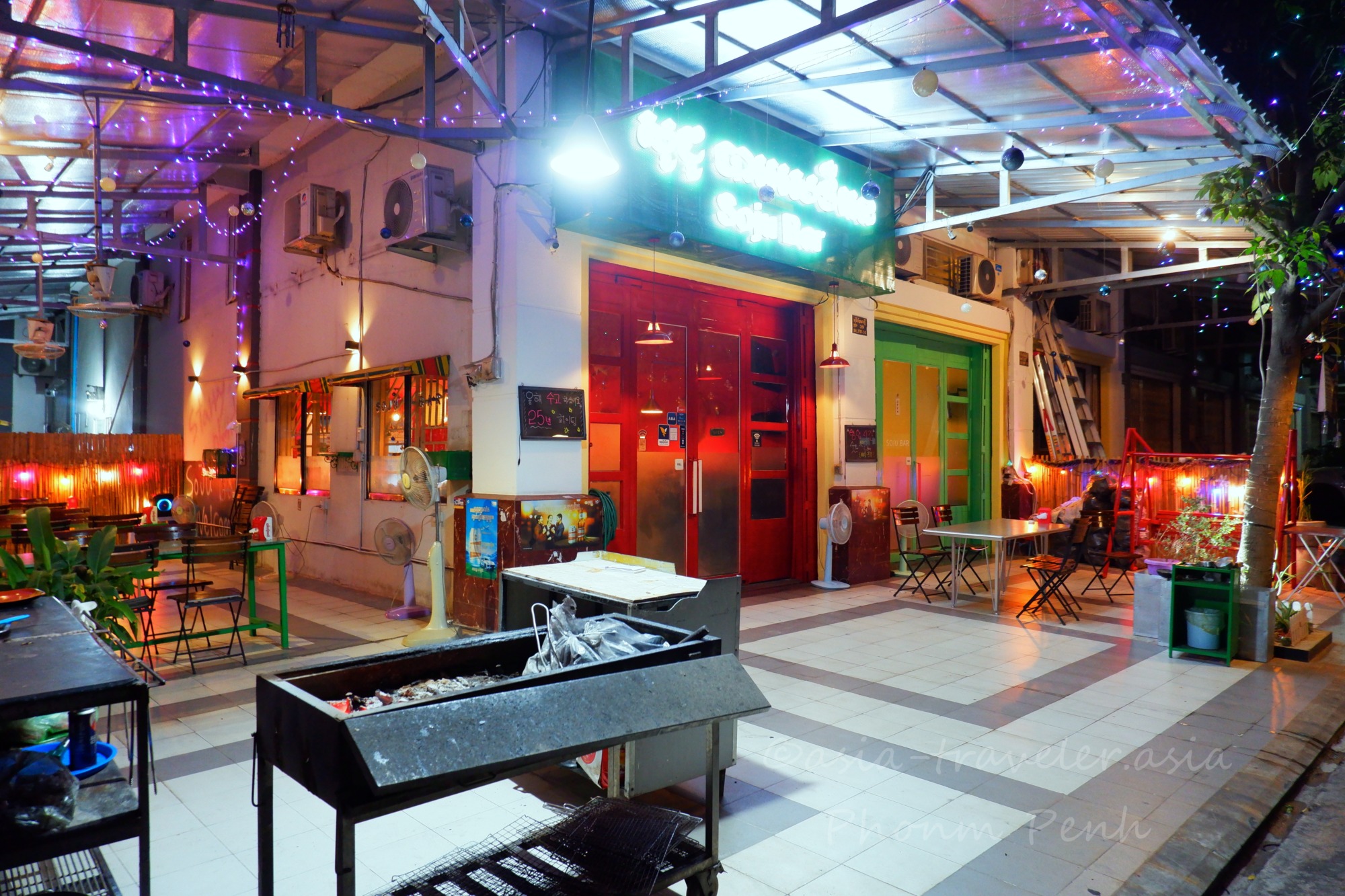 プノンペンのSoju Barカラフルな外観と夜の雰囲気