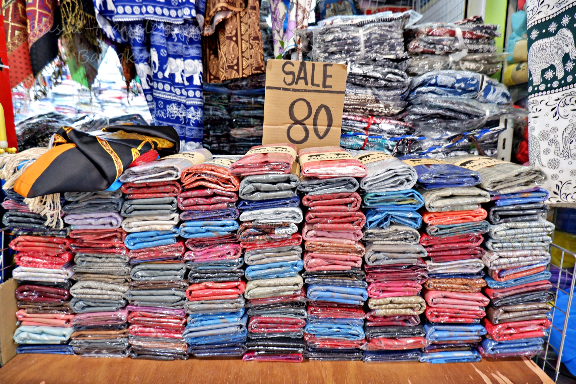 プラトゥーナーム市場近くの衣料品ストール、80バーツSALE均一の布製品が山積み