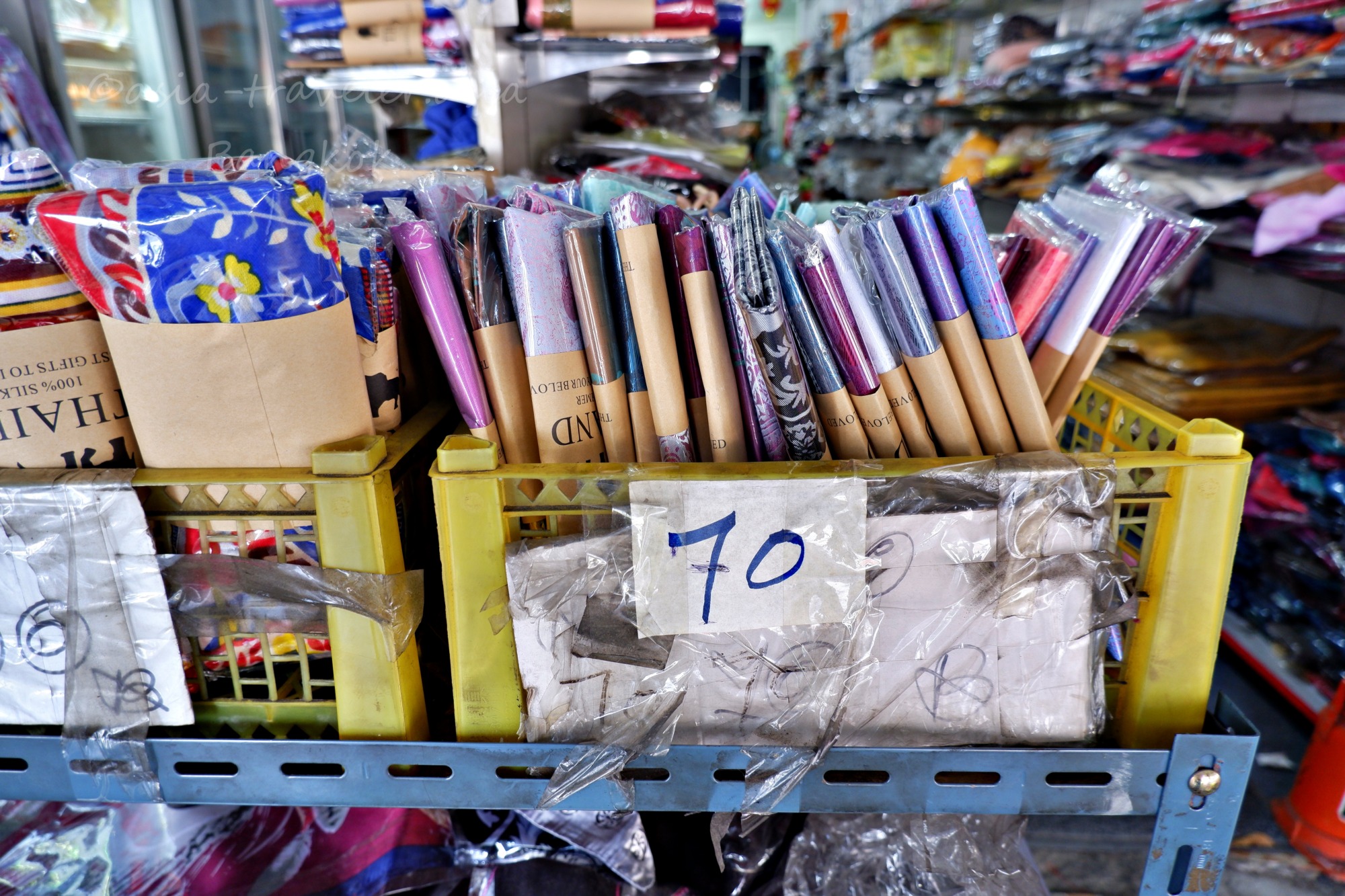 プラトゥーナーム市場でタイ製スカーフ70バーツで販売