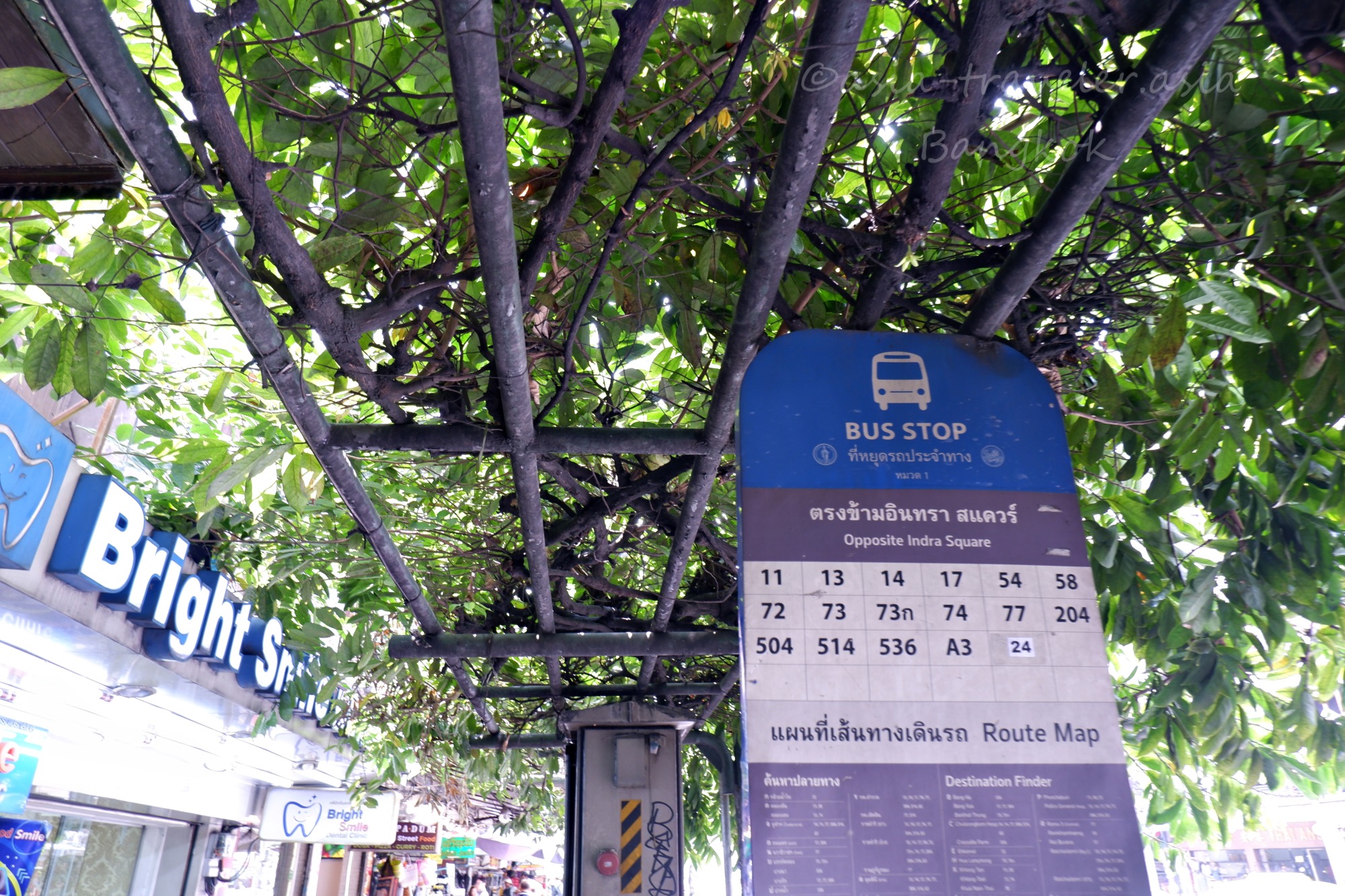 インドラスクエア前のバンコク路線バス停留所標識