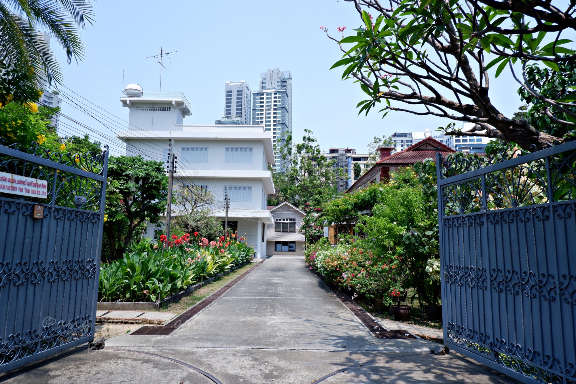 プロンポン周辺の緑豊かな邸宅街とゲート