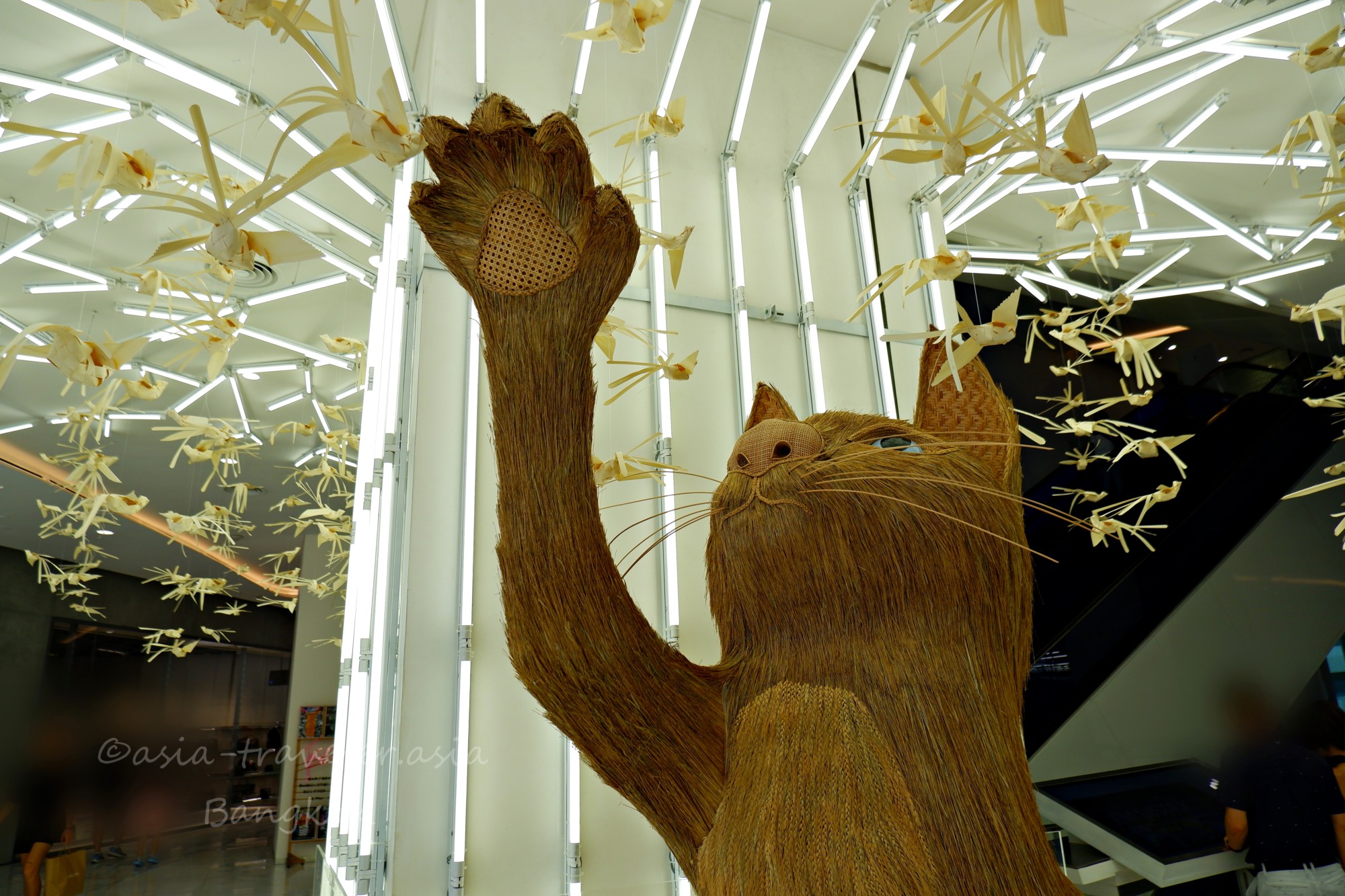 バンコク・プロンポン商業施設内の巨大な猫のオブジェ