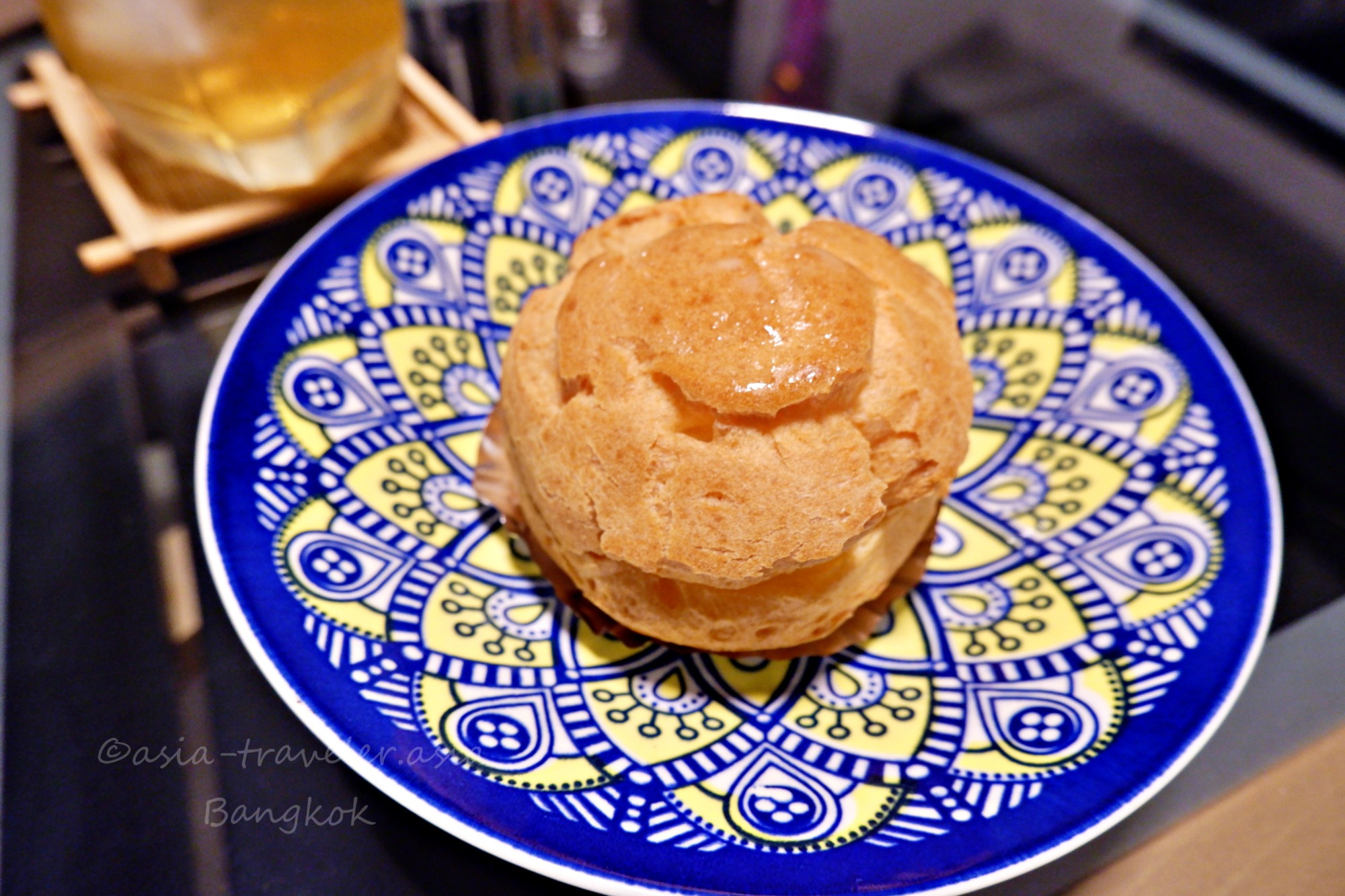 バンコクKashiyaのサクサククッキーシュー青い皿に盛り付け