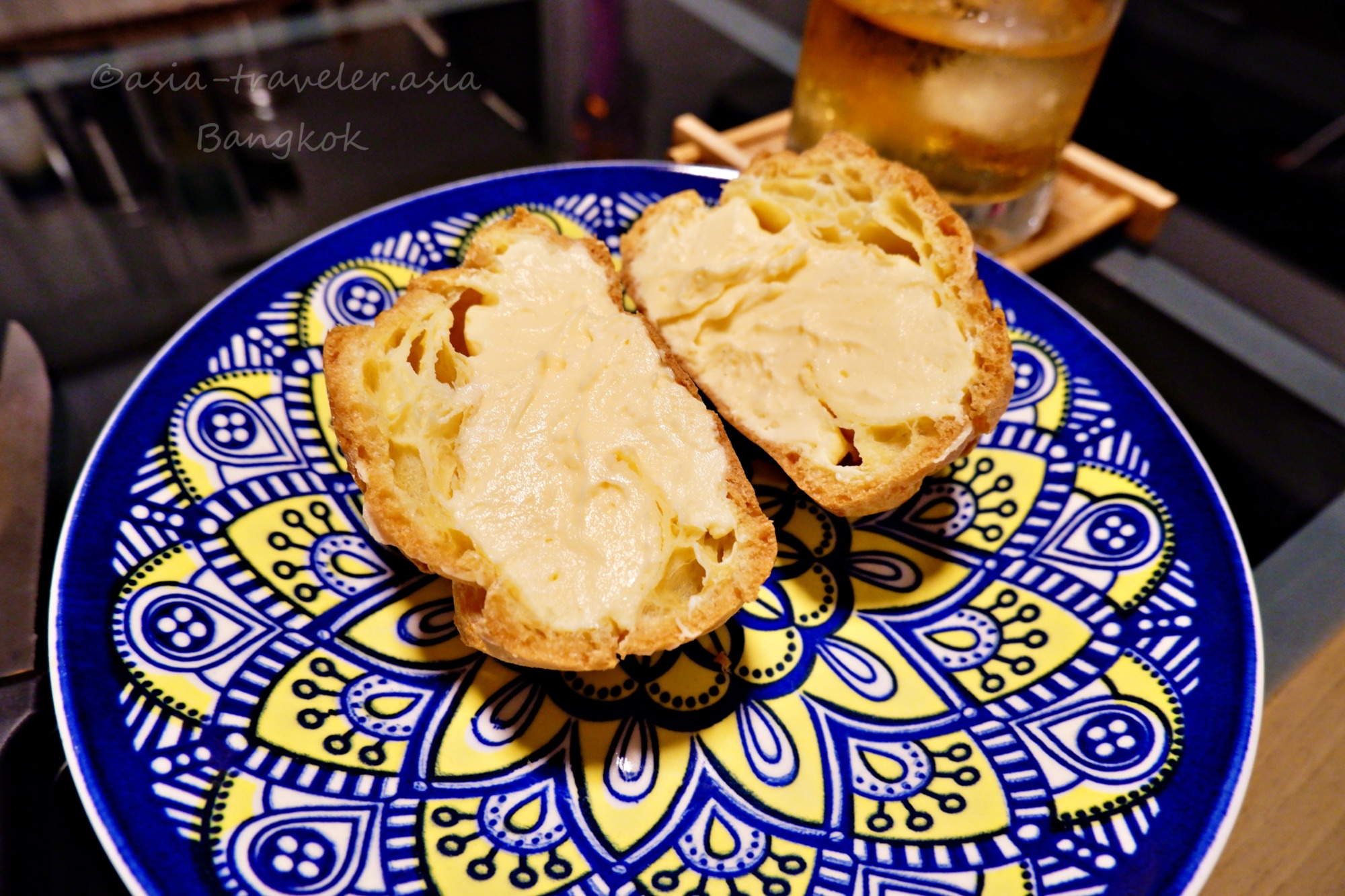 バンコク・Kashiyaのシュークリームをカットした断面とバタークリーム