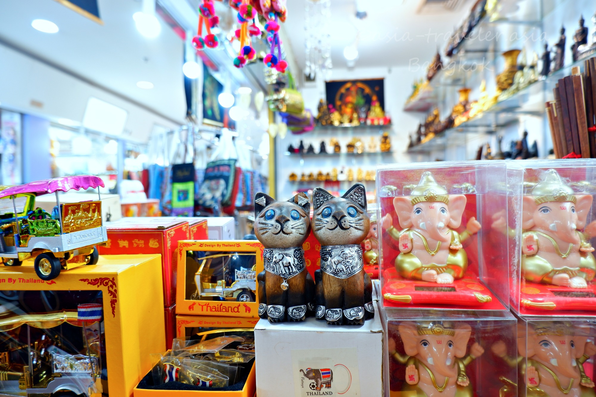 バンコク土産店に並ぶ木製猫置物とガネーシャ像