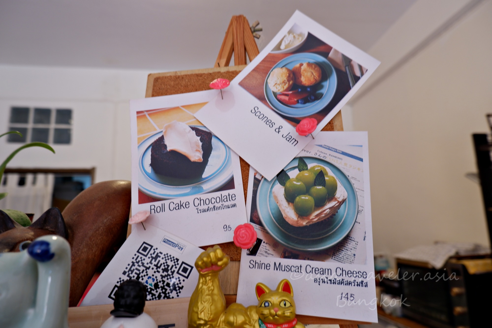 バンコクmoon.s cafeのロールケーキやスコーンが並ぶコルクボードメニュー