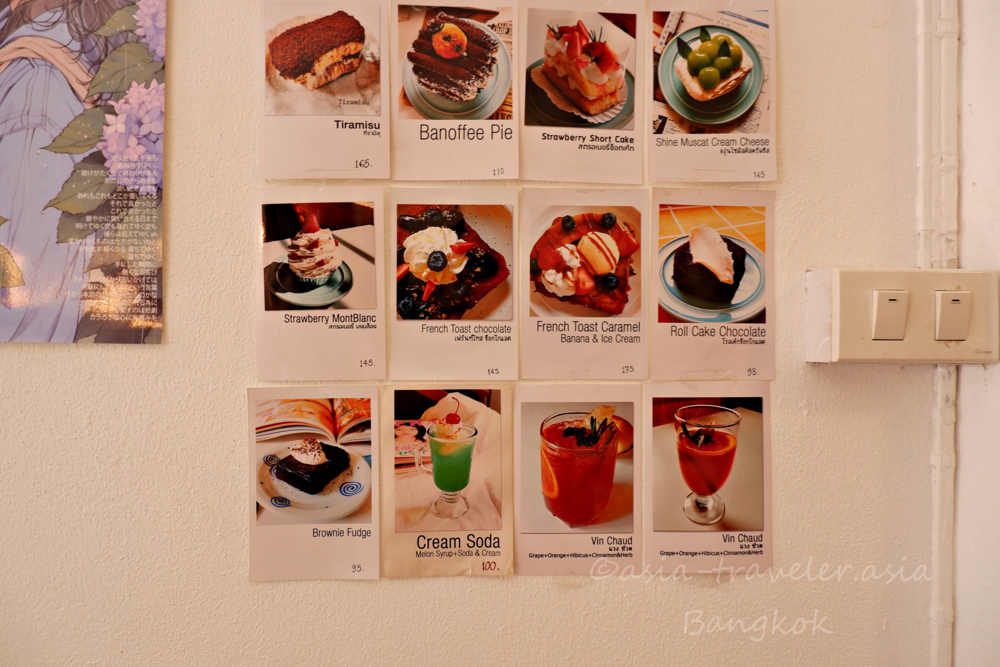 バンコク・moon.s cafeの壁に貼られたスイーツと飲み物のメニュー表