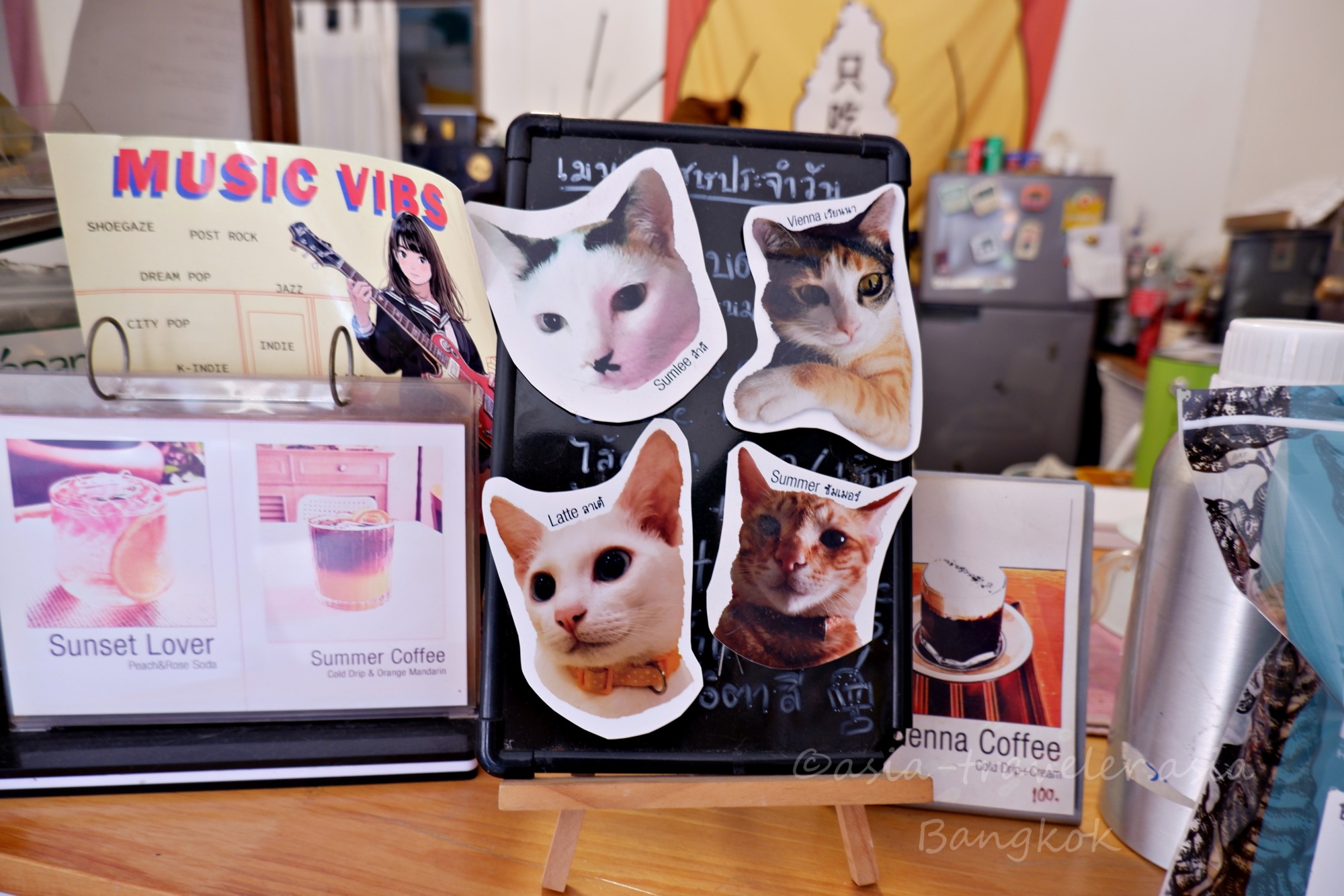 バンコクカフェの猫の顔ステッカーが貼られたメニューボード
