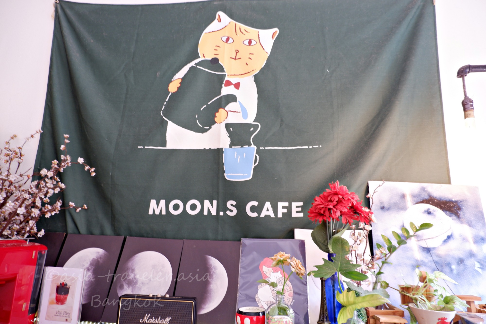 バンコクのMOON.S CAFEに飾られた猫バリスタのロゴ旗