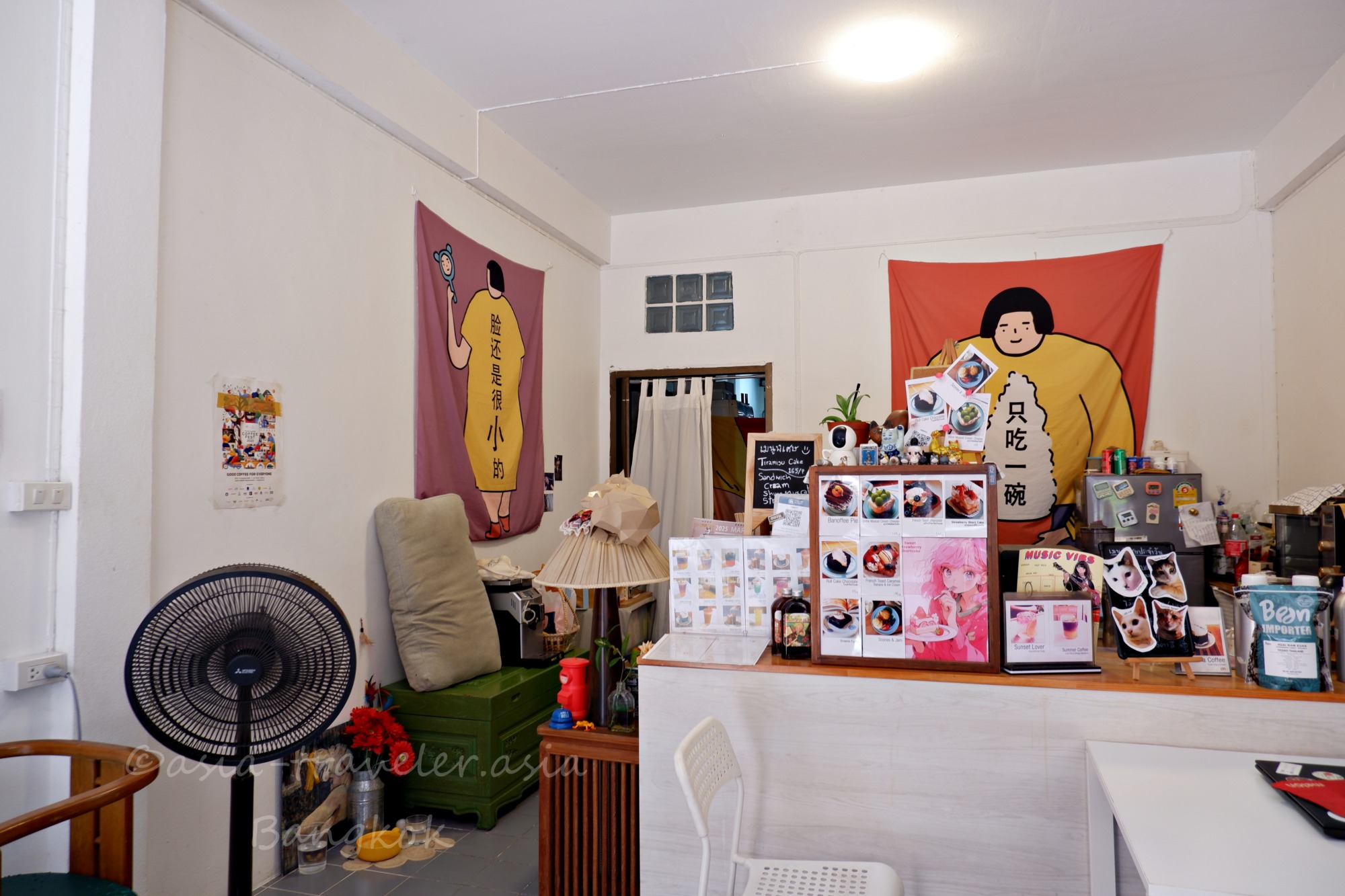 バンコクカフェの漫画ポスターが飾られたアットホームな店内