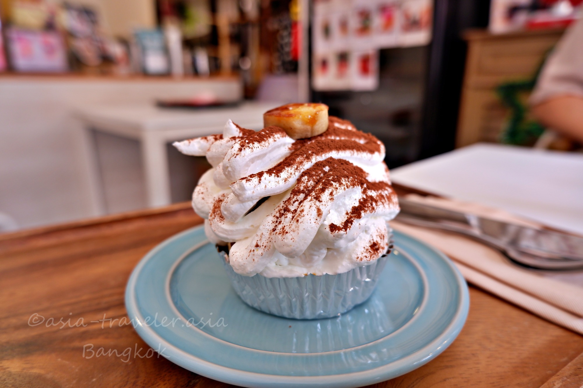 バンコクのmoon.s_cafeで提供されるバノフィーパイのホイップクリームとバナナ