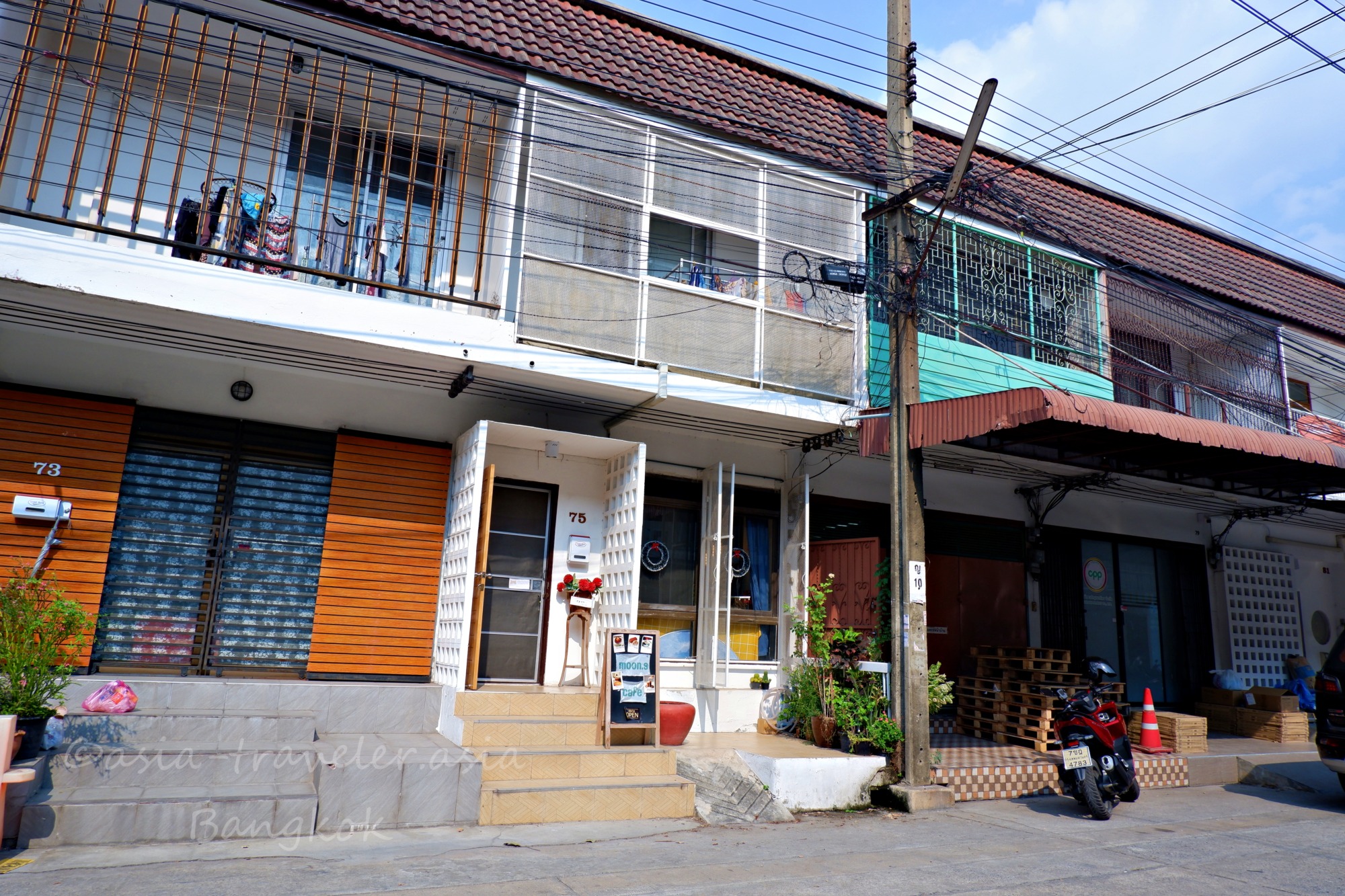 バンコクmoon.s cafeの外観と入口階段