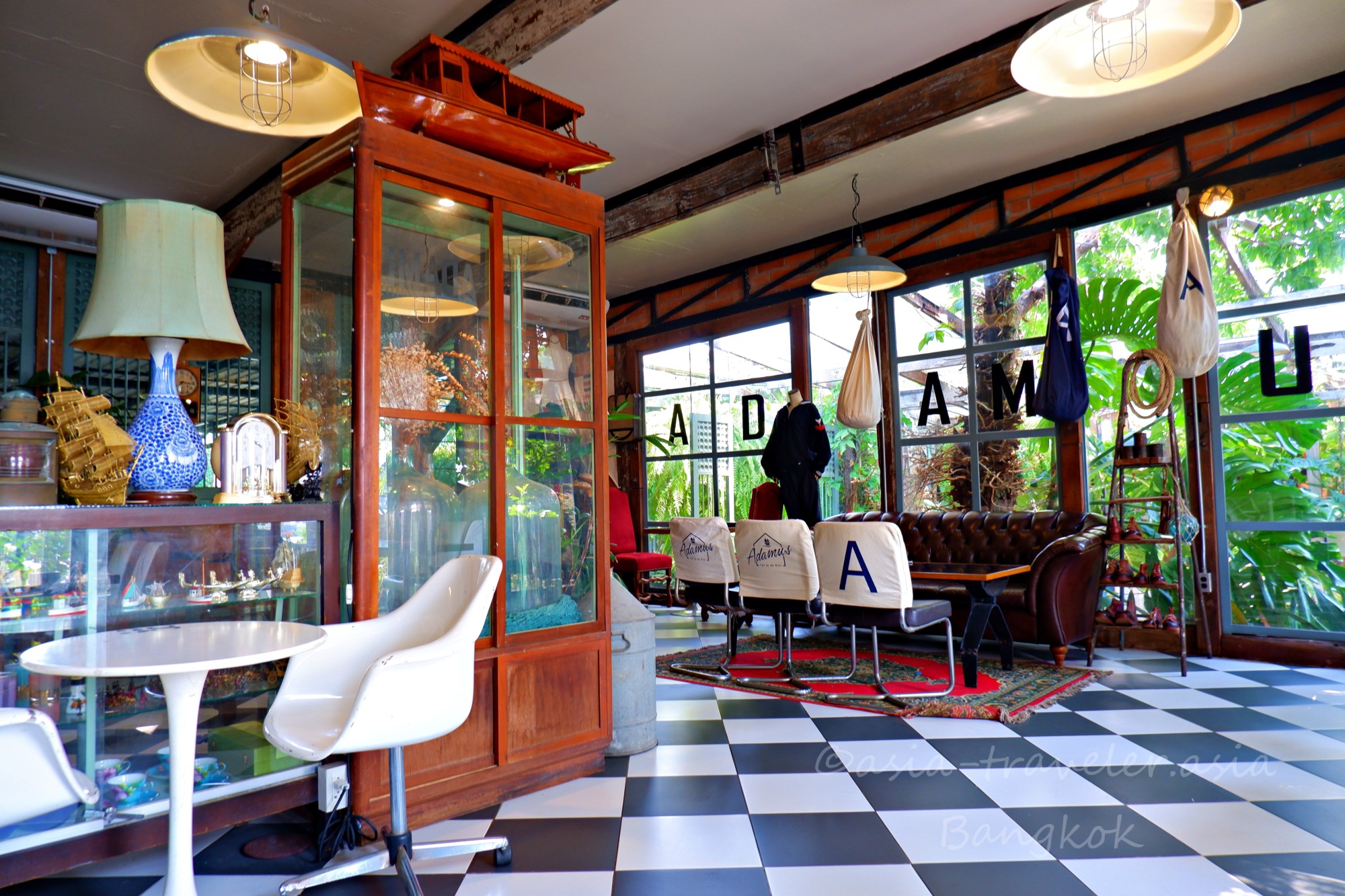バンコクのアンティークカフェ「Adamo」白黒タイル床と木製調度品のインテリア