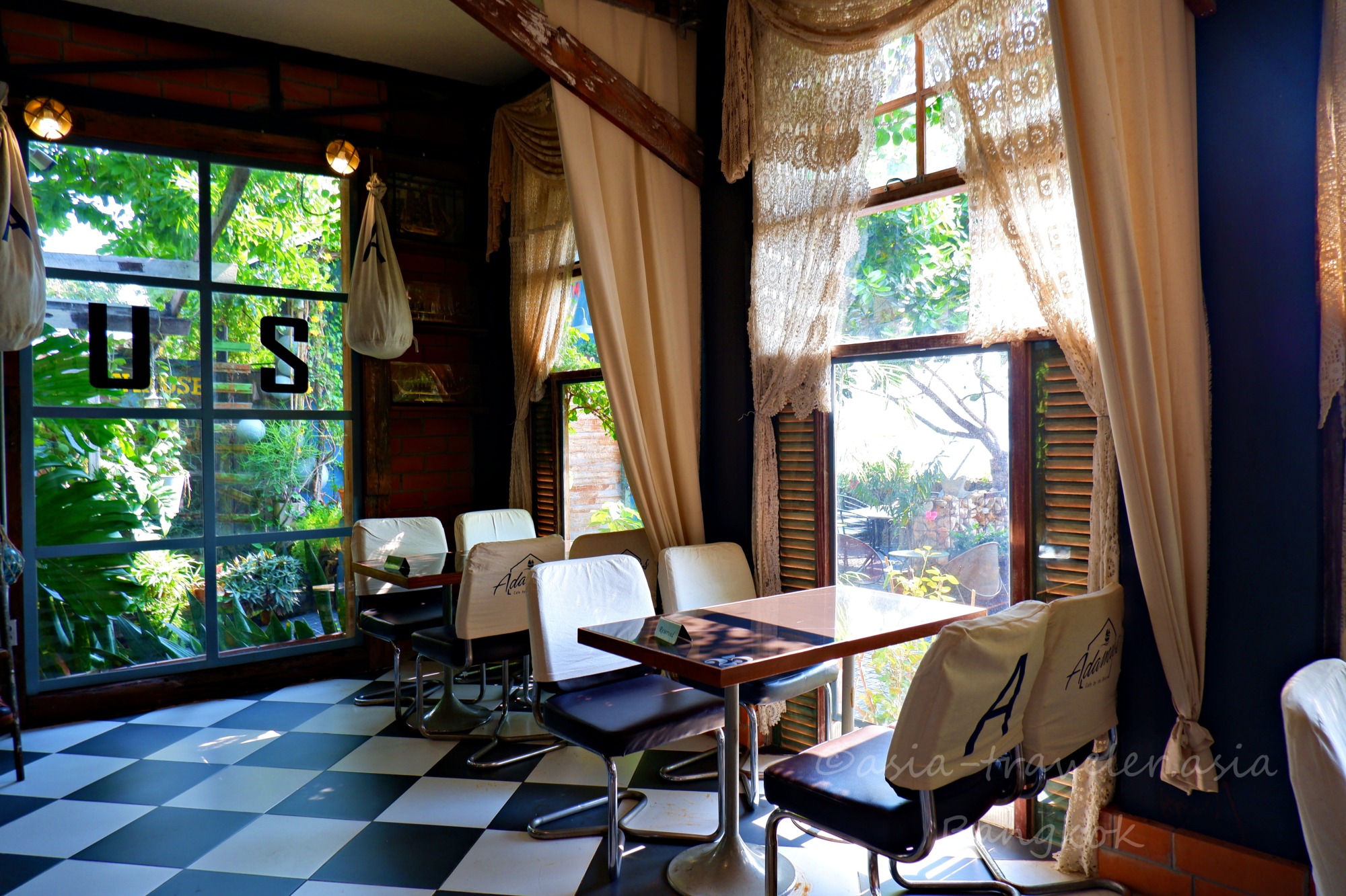 バンコクのアンティーク調カフェ内装とチェック床タイル