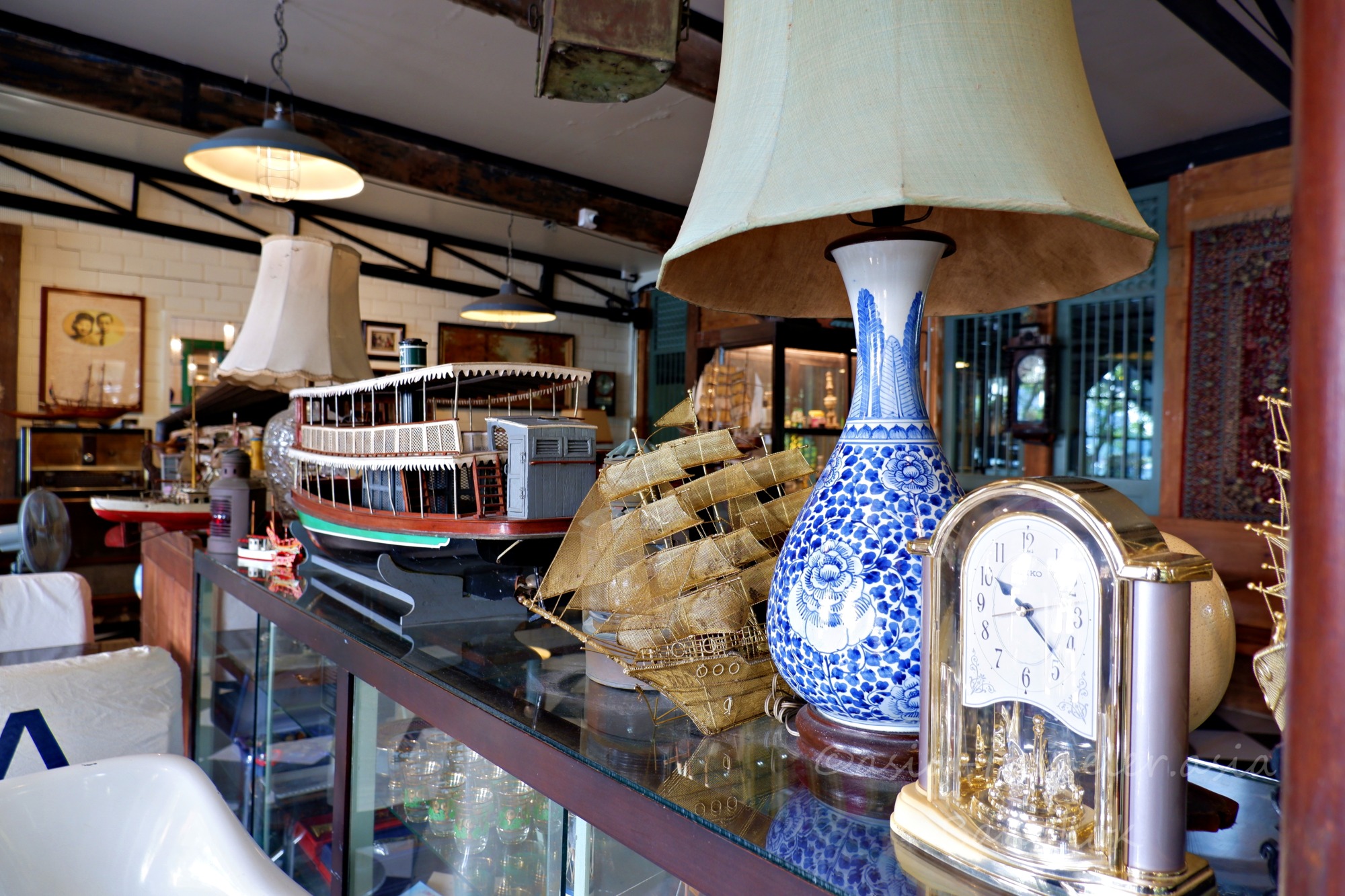 アンティーク調度品が並ぶバンコクカフェの店内