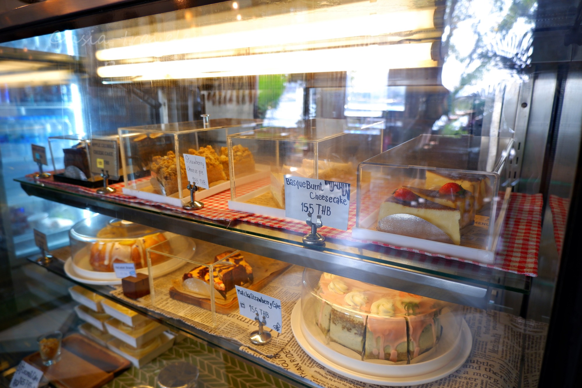 Adamus Cafeのケーキショーケースに並ぶバスクバーントチーズケーキ155THB