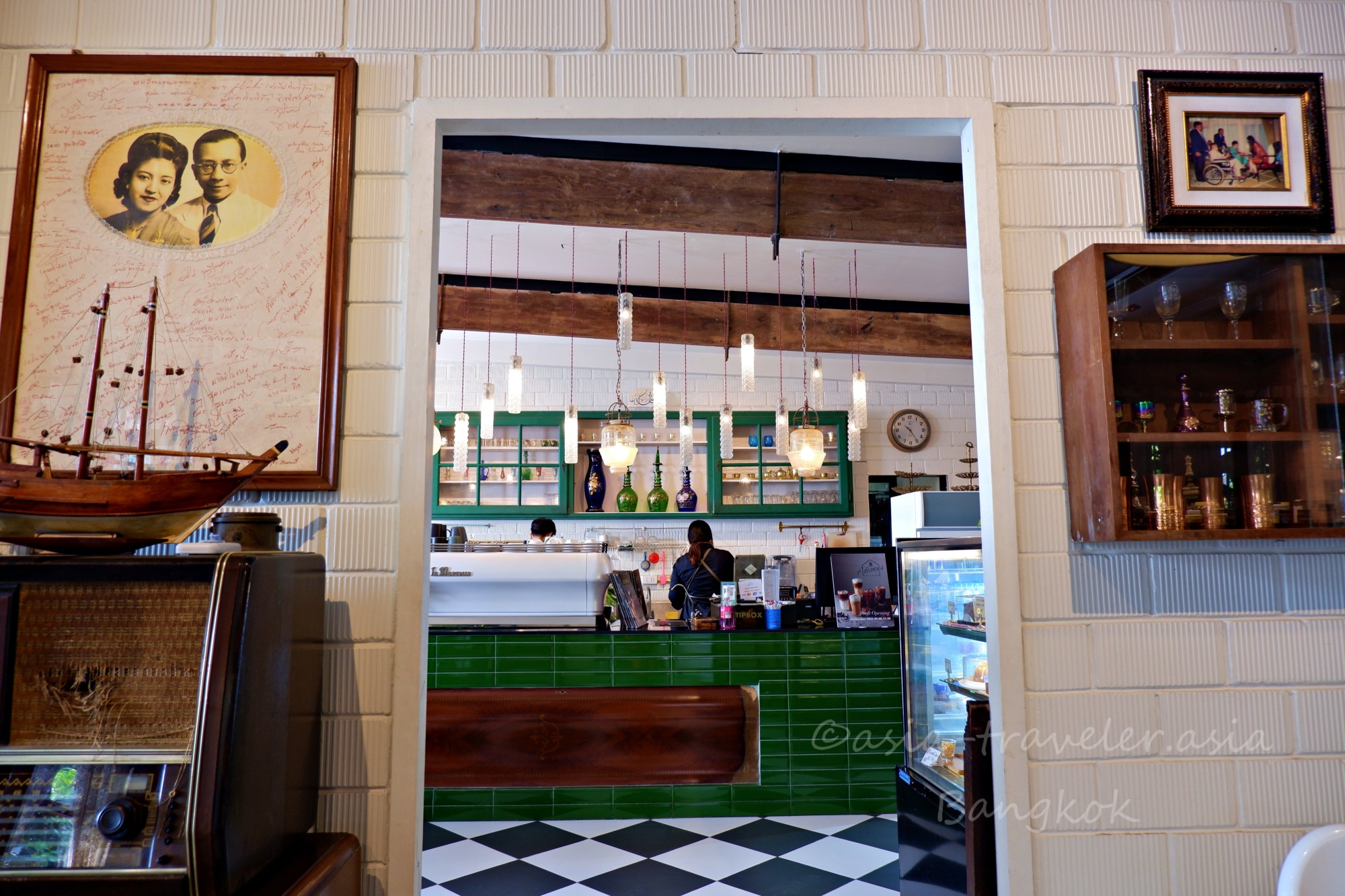 バンコクのアンティーク調カフェ内装と緑タイルのカウンター
