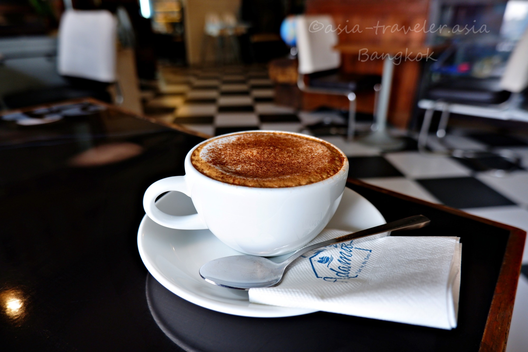 バンコクAdamus Cafeのシナモントッピングカプチーノ