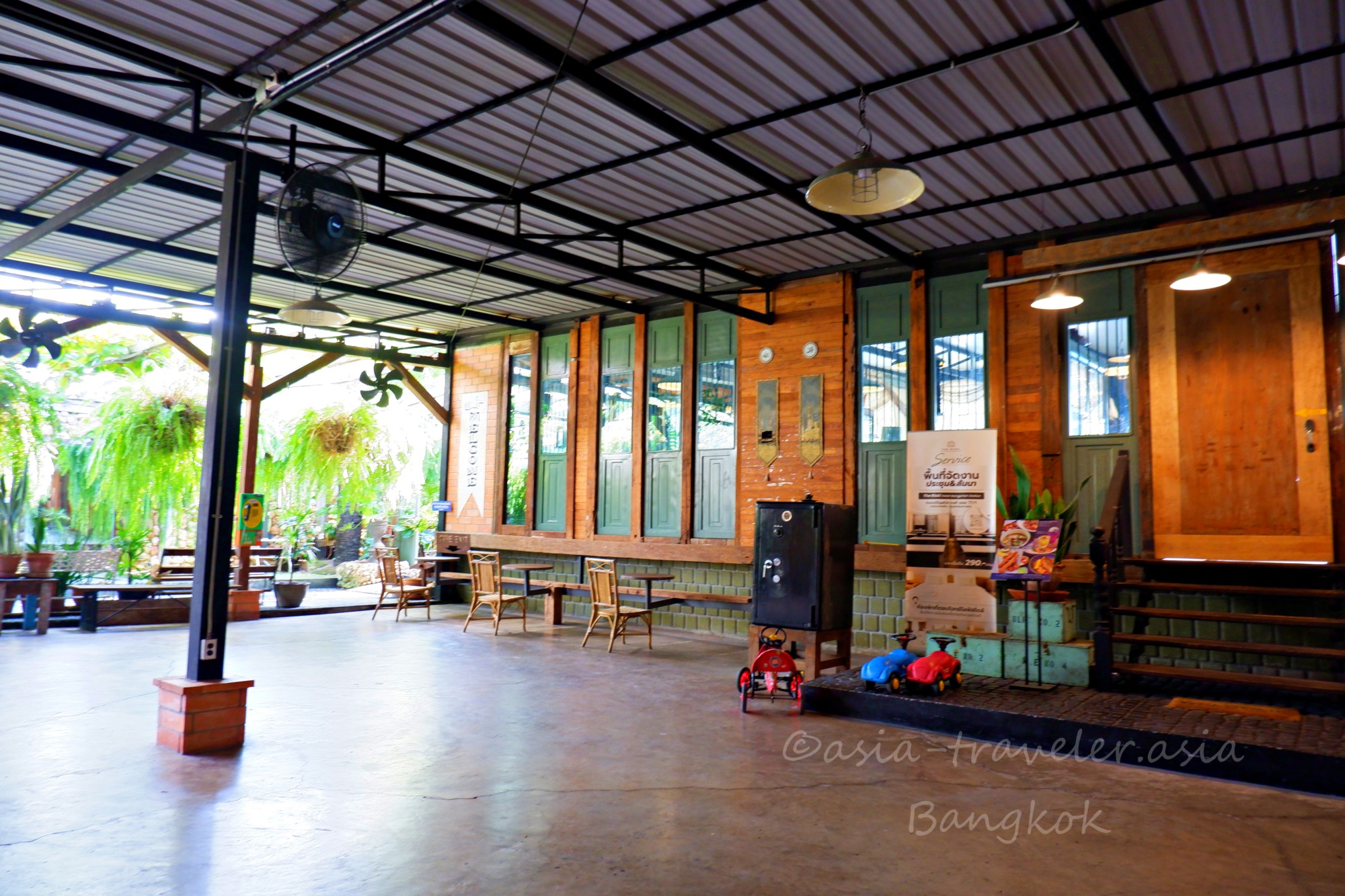 バンコクのカフェ、木製壁と緑扉のレトロなインテリア