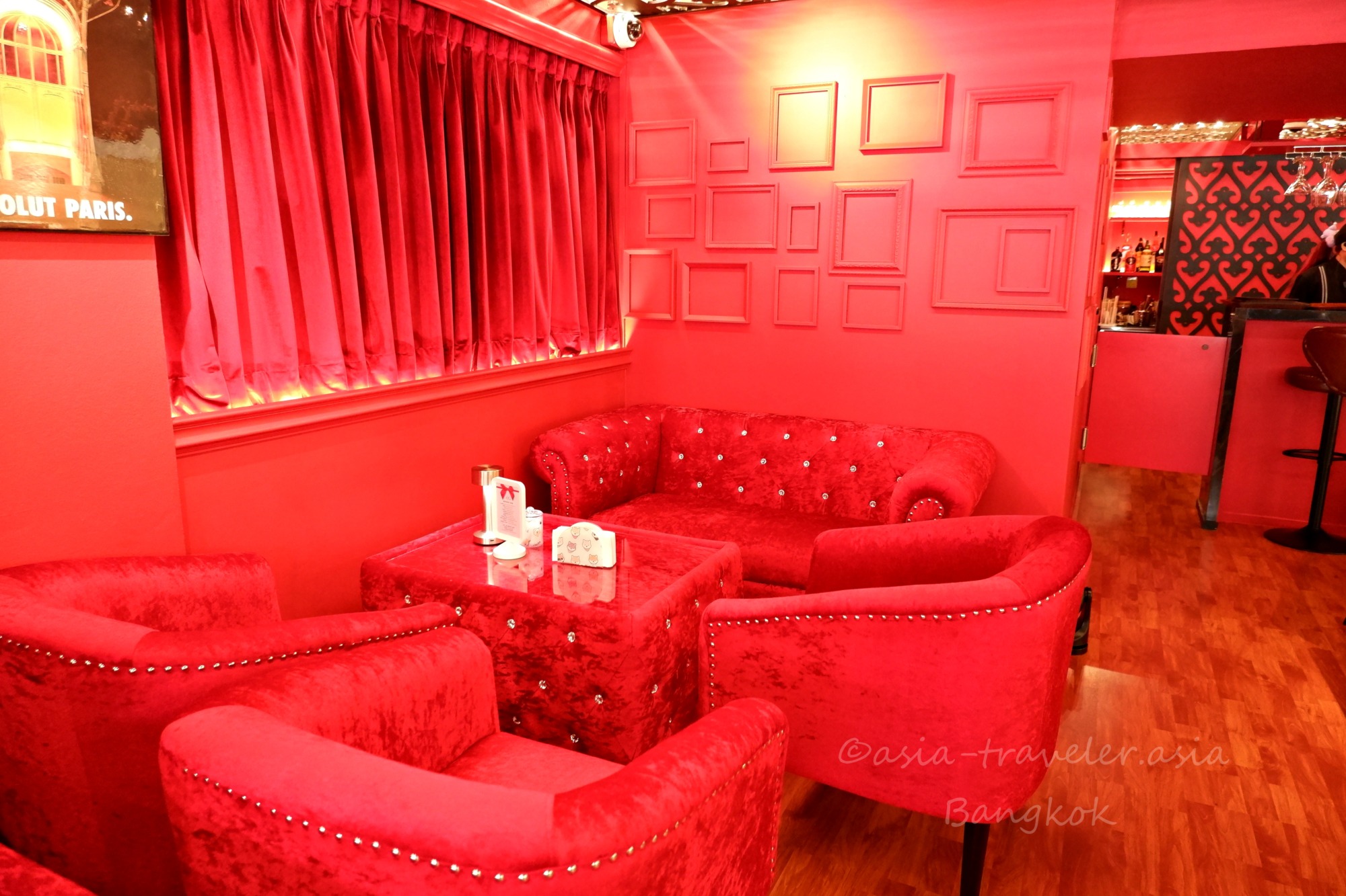バンコク・かしやの赤いビロードソファが並ぶ艶やかな店内