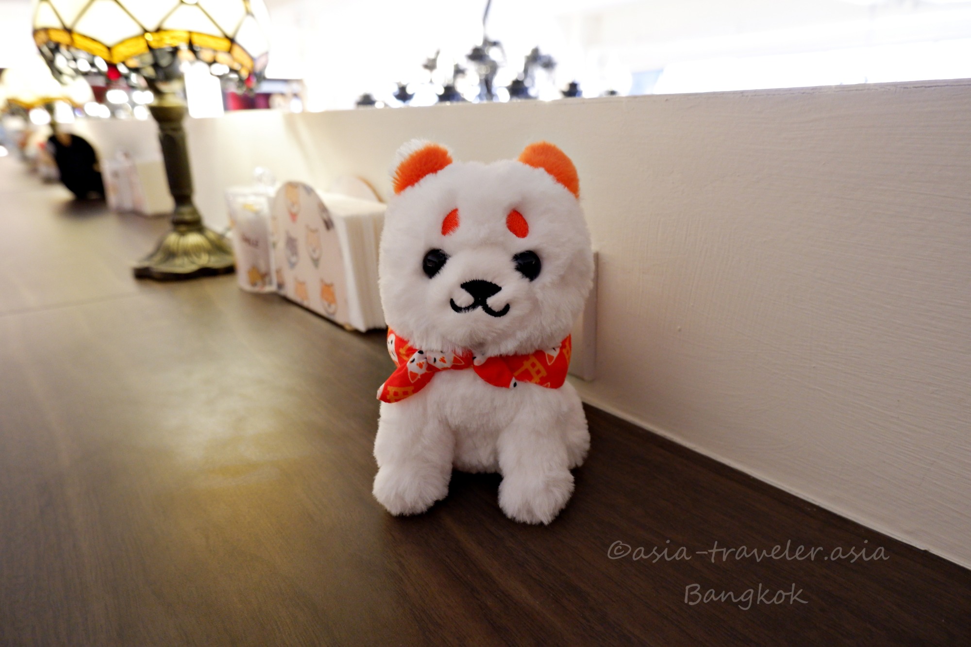 バンコクKashiyaの白いお守り犬マスコットぬいぐるみ