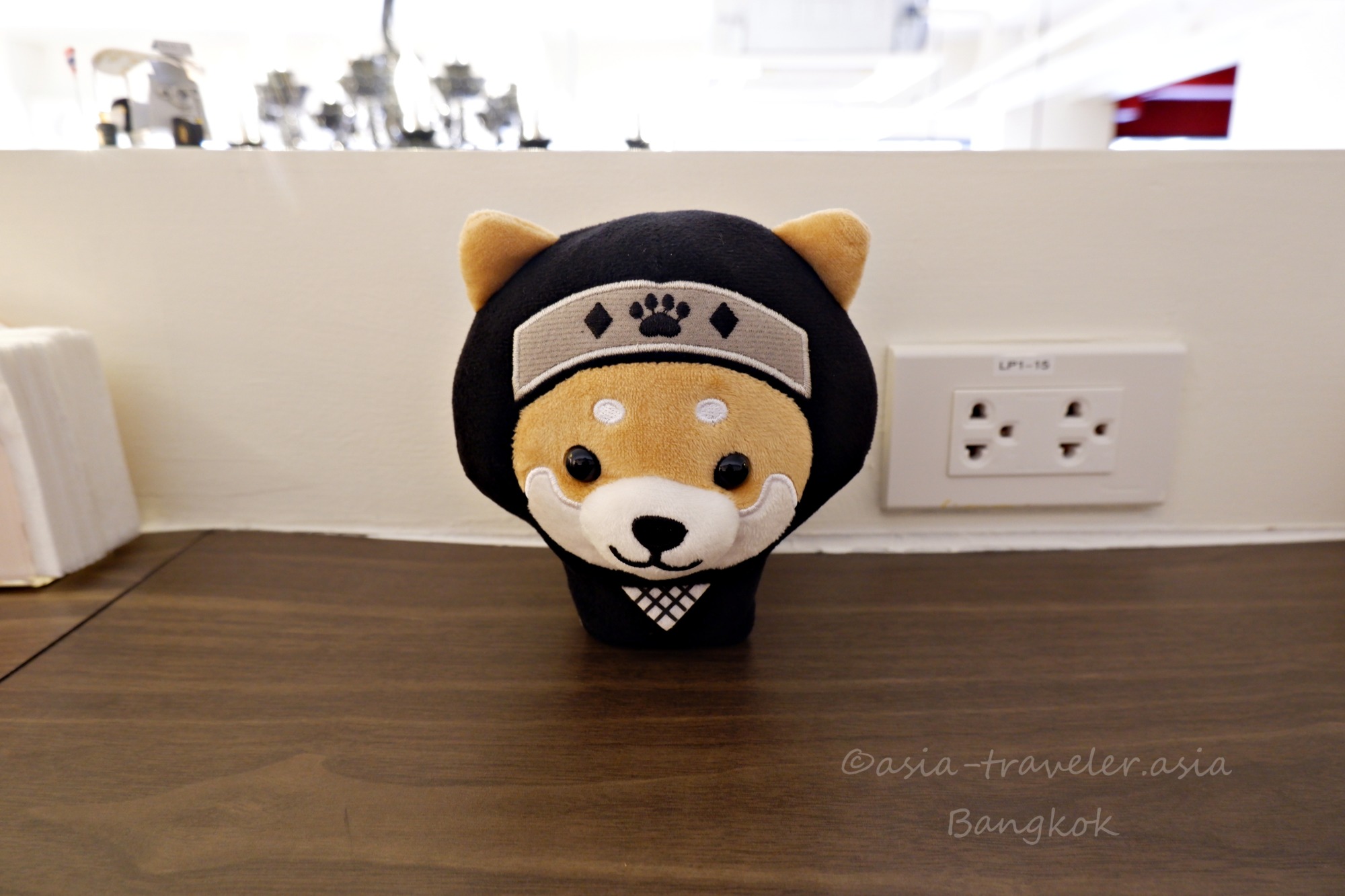 バンコク・Kashiyaカフェに置かれた黒い忍者コスチュームの柴犬ぬいぐるみ