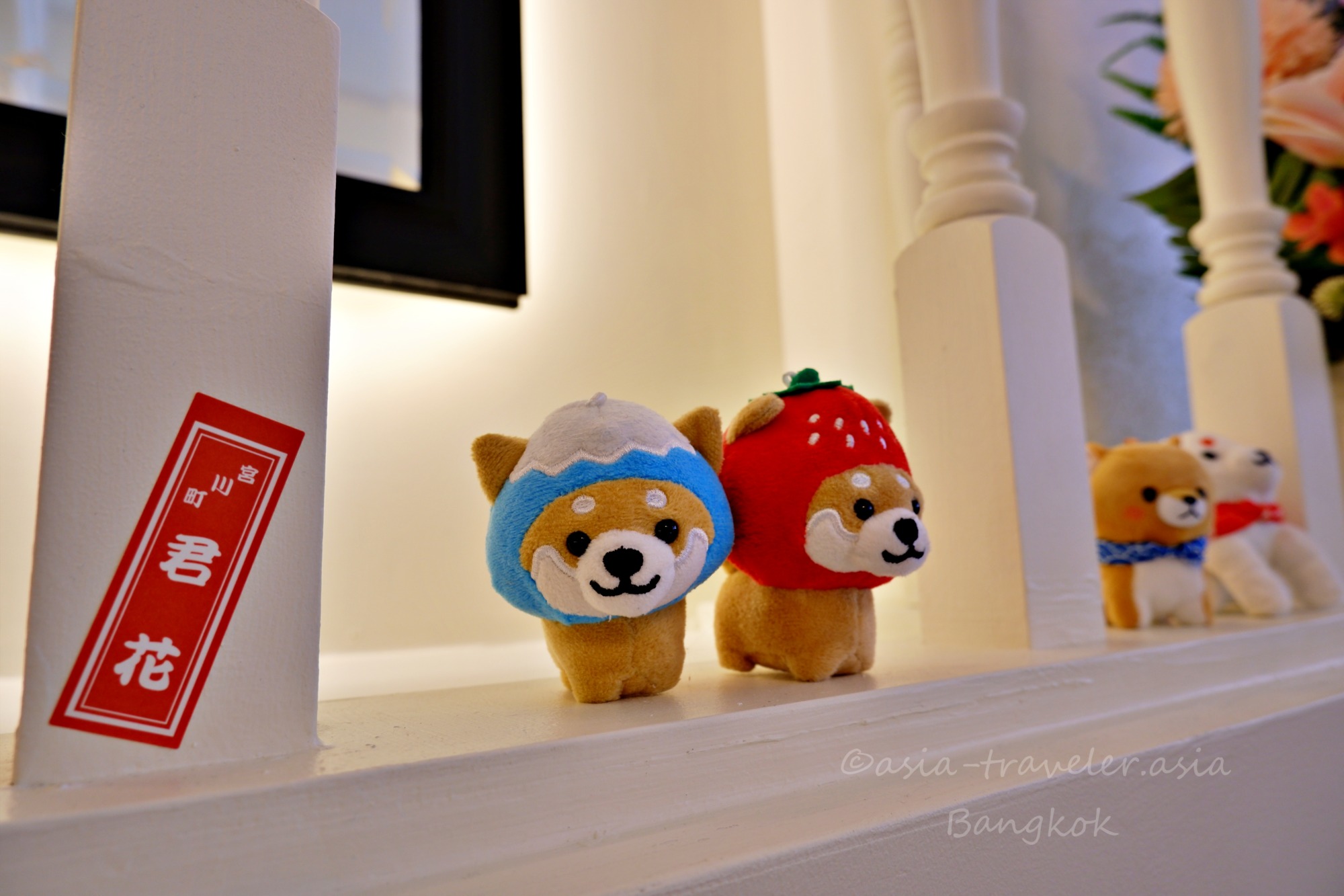 バンコクのカフェKashiya階段に並ぶ柴犬ぬいぐるみ