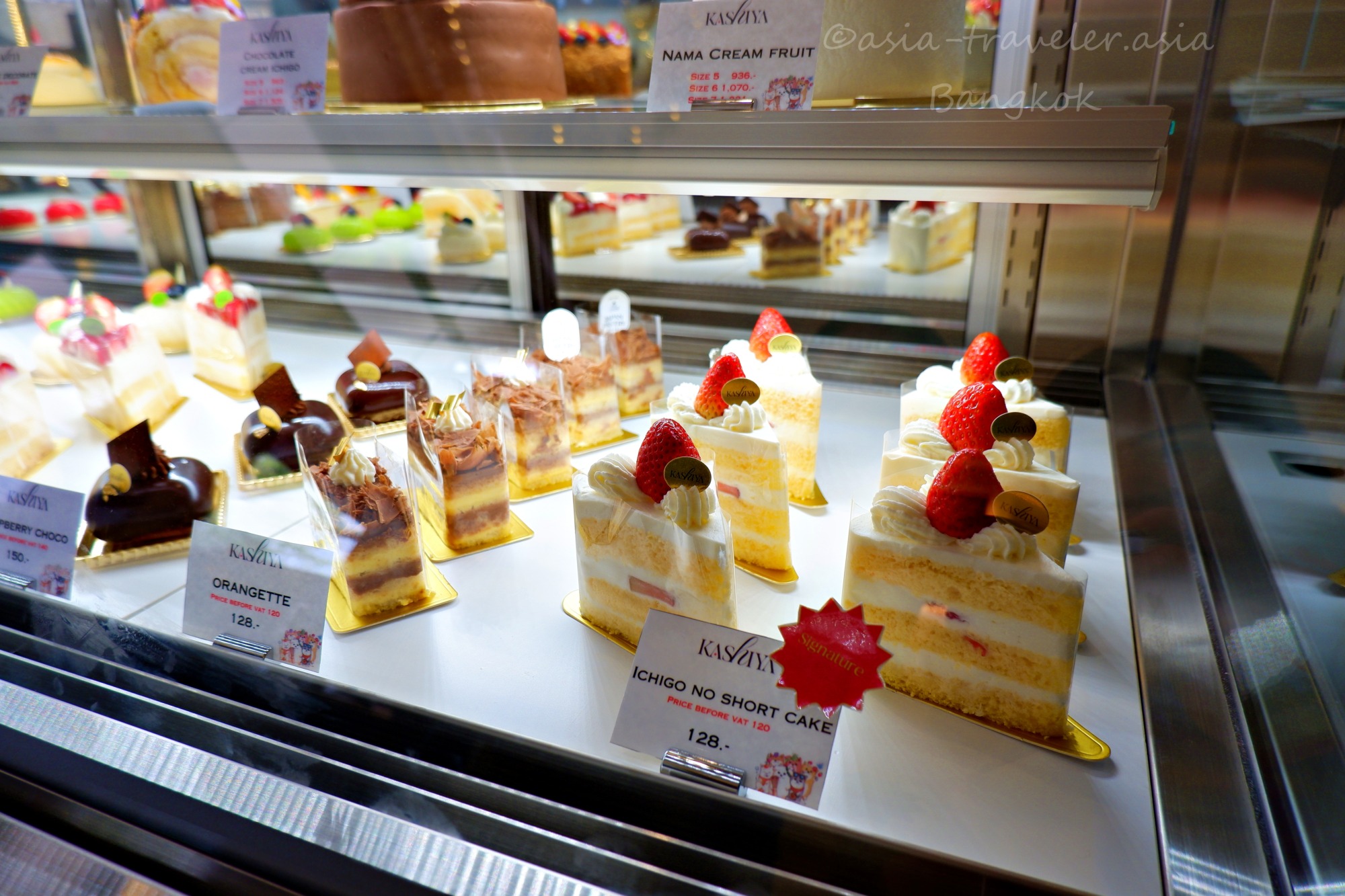 KashiyaのショーケースにIchigo No Short Cakeなどが並ぶ様子