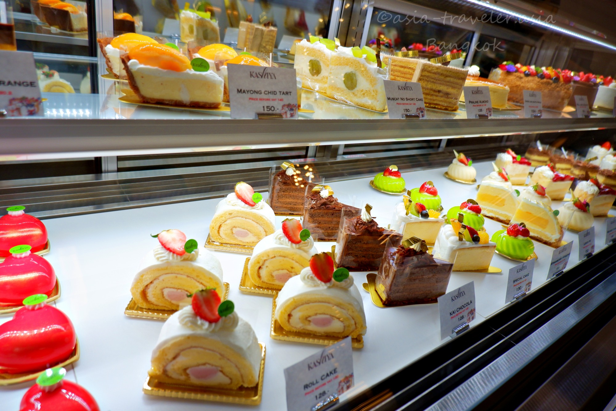 バンコクKashiyaのショーケースに並ぶロールケーキとマヨンチットタルト