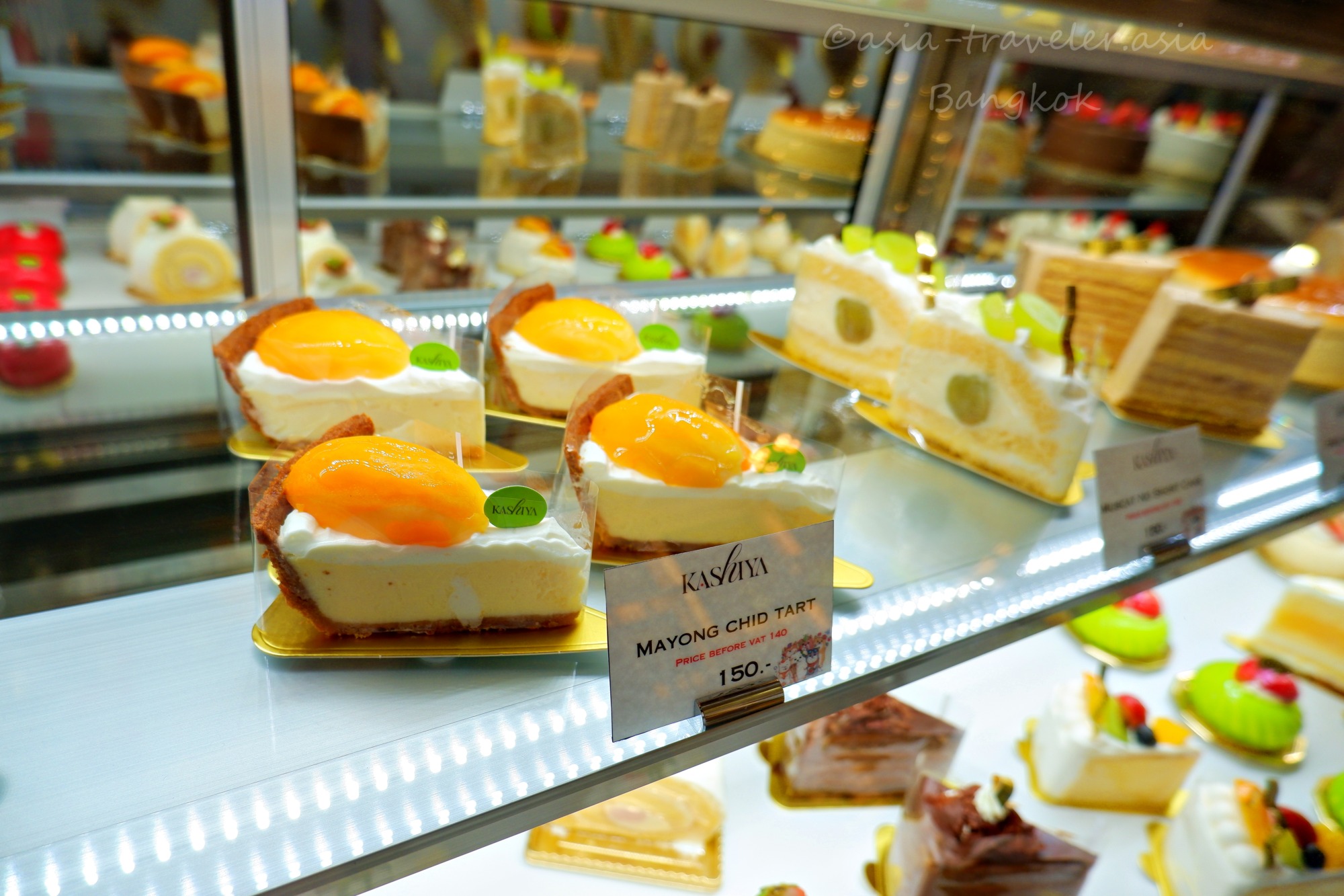 Kashiyaショーケースのマヨンチットタルトとカラフルなケーキ