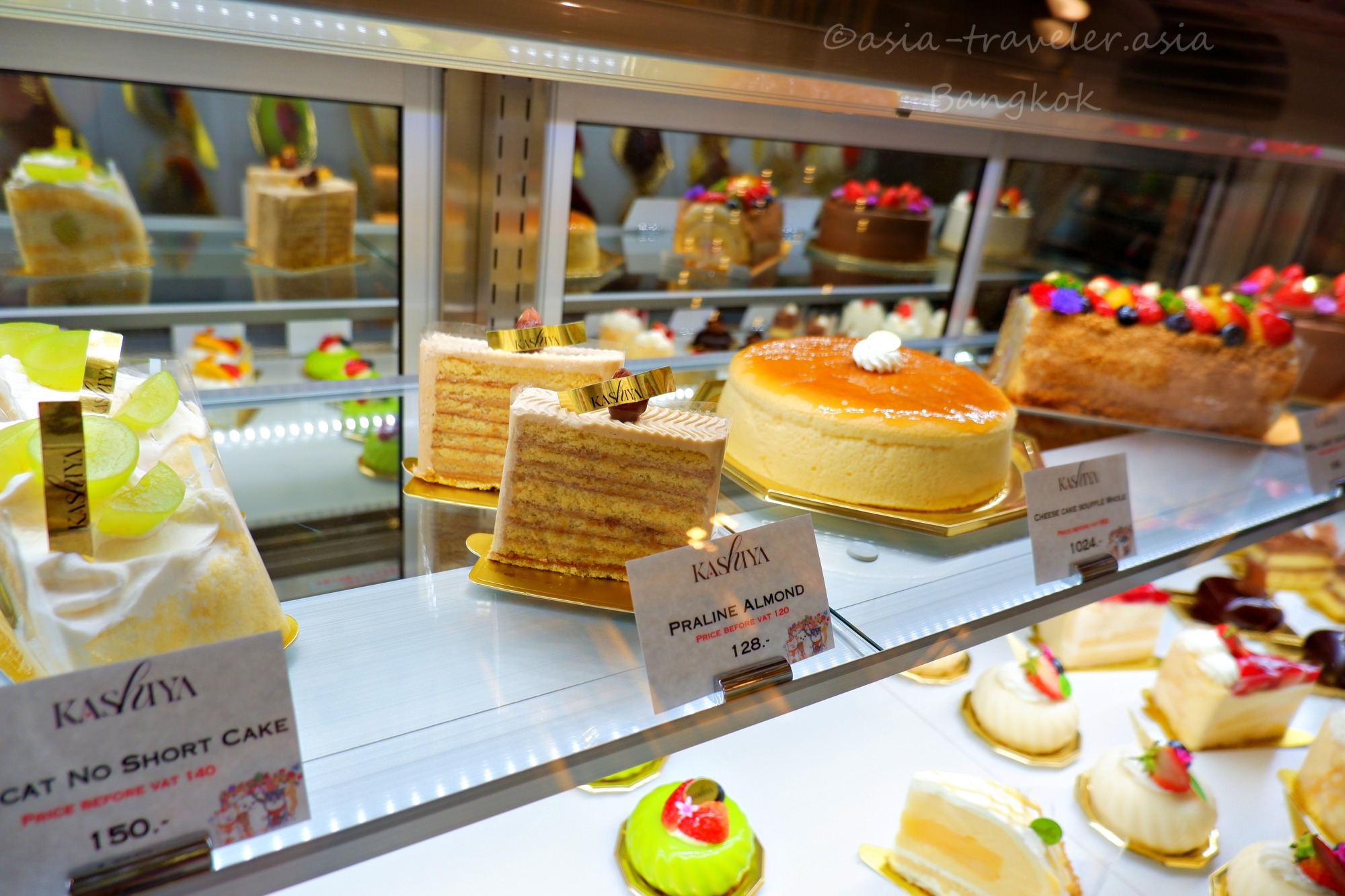 バンコクKashiyaのショーケースに並ぶプラリネアーモンドケーキやチーズケーキ
