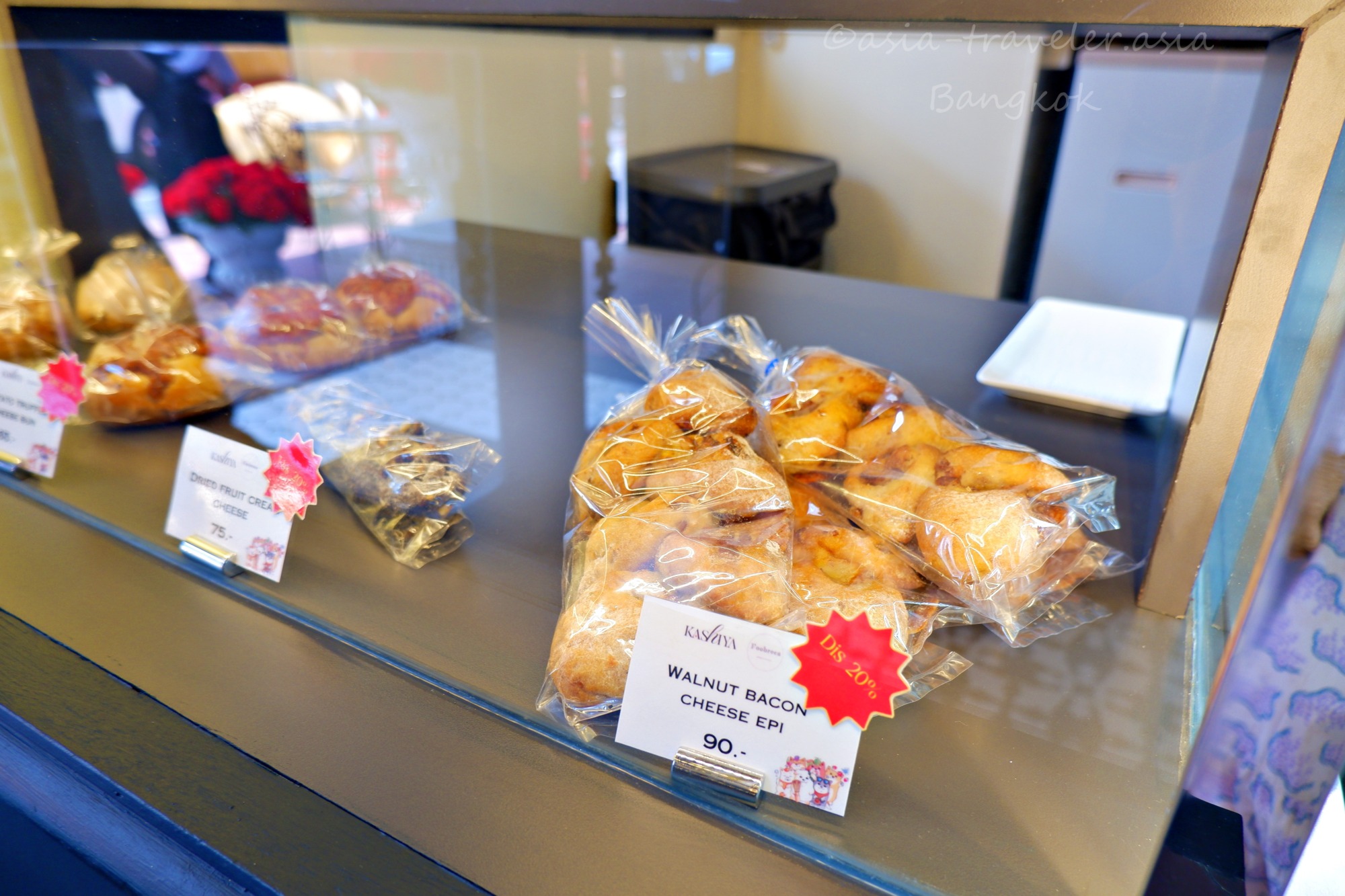 バンコクKashiyaのウォールナットベーコンチーズエピがショーケースに並ぶ