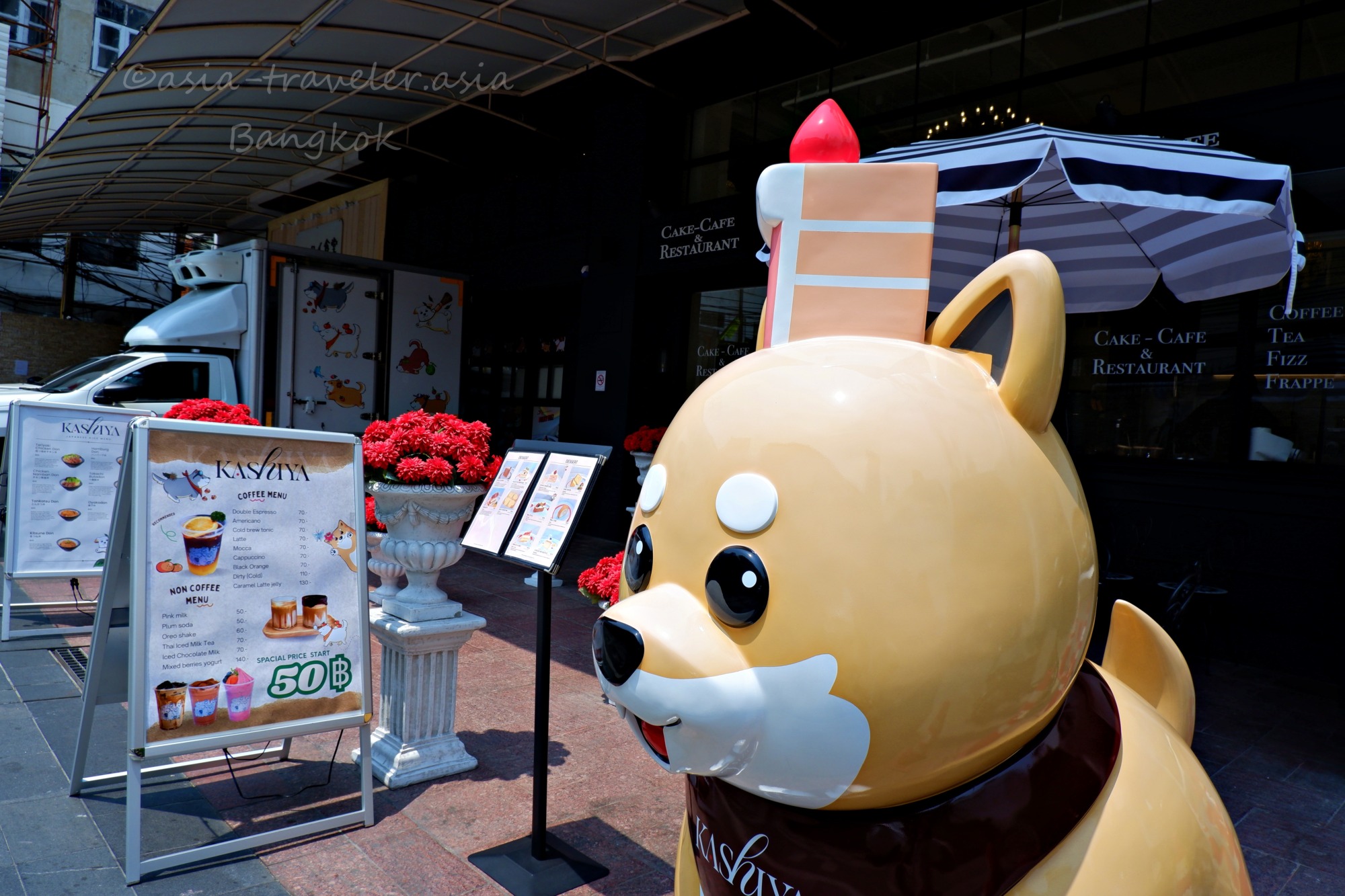 バンコクKashiyaのシバイヌマスコット像と店頭メニュー看板