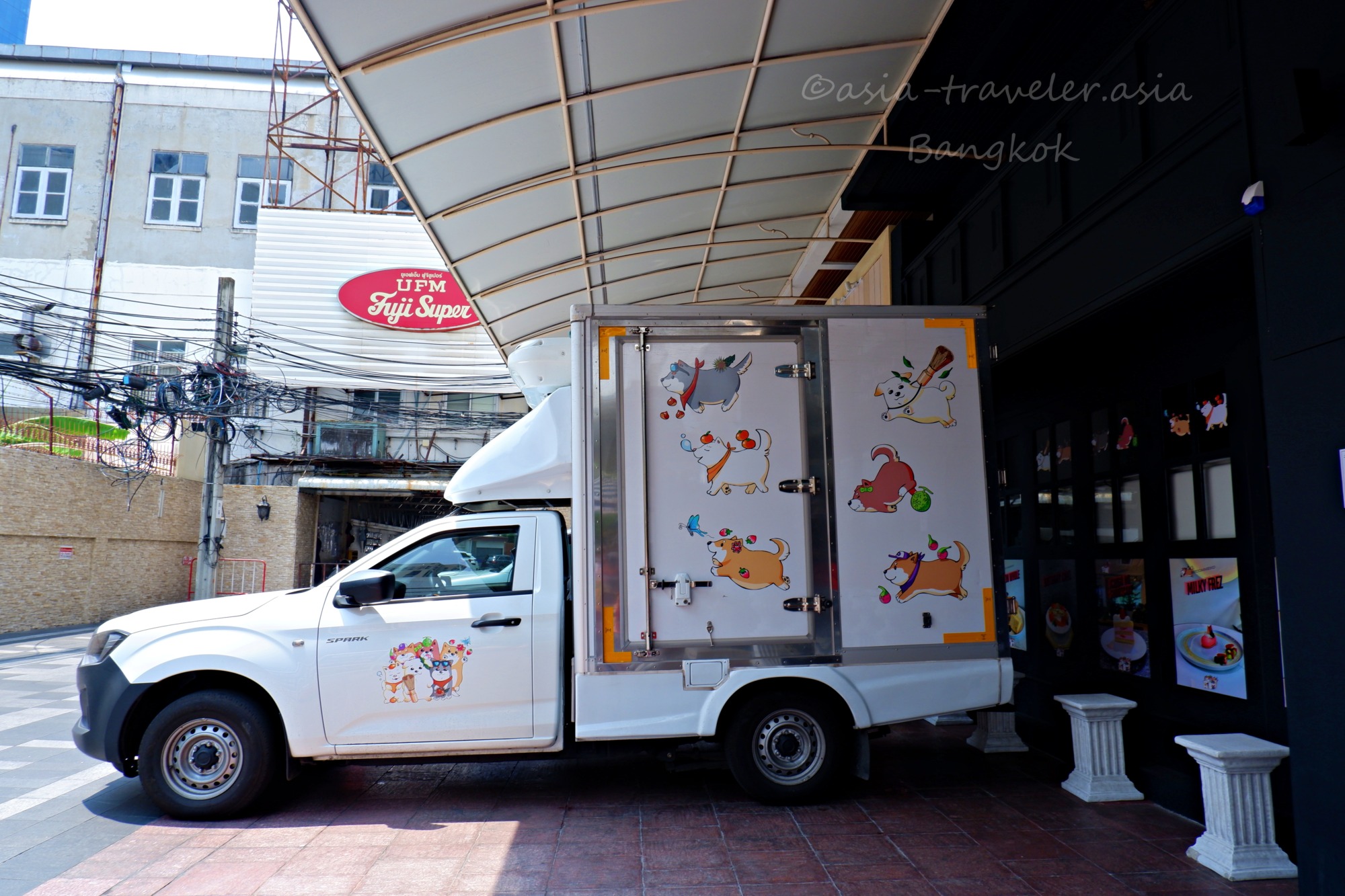 バンコク・プロンポンのかしや前に停車する犬イラストの配送トラック