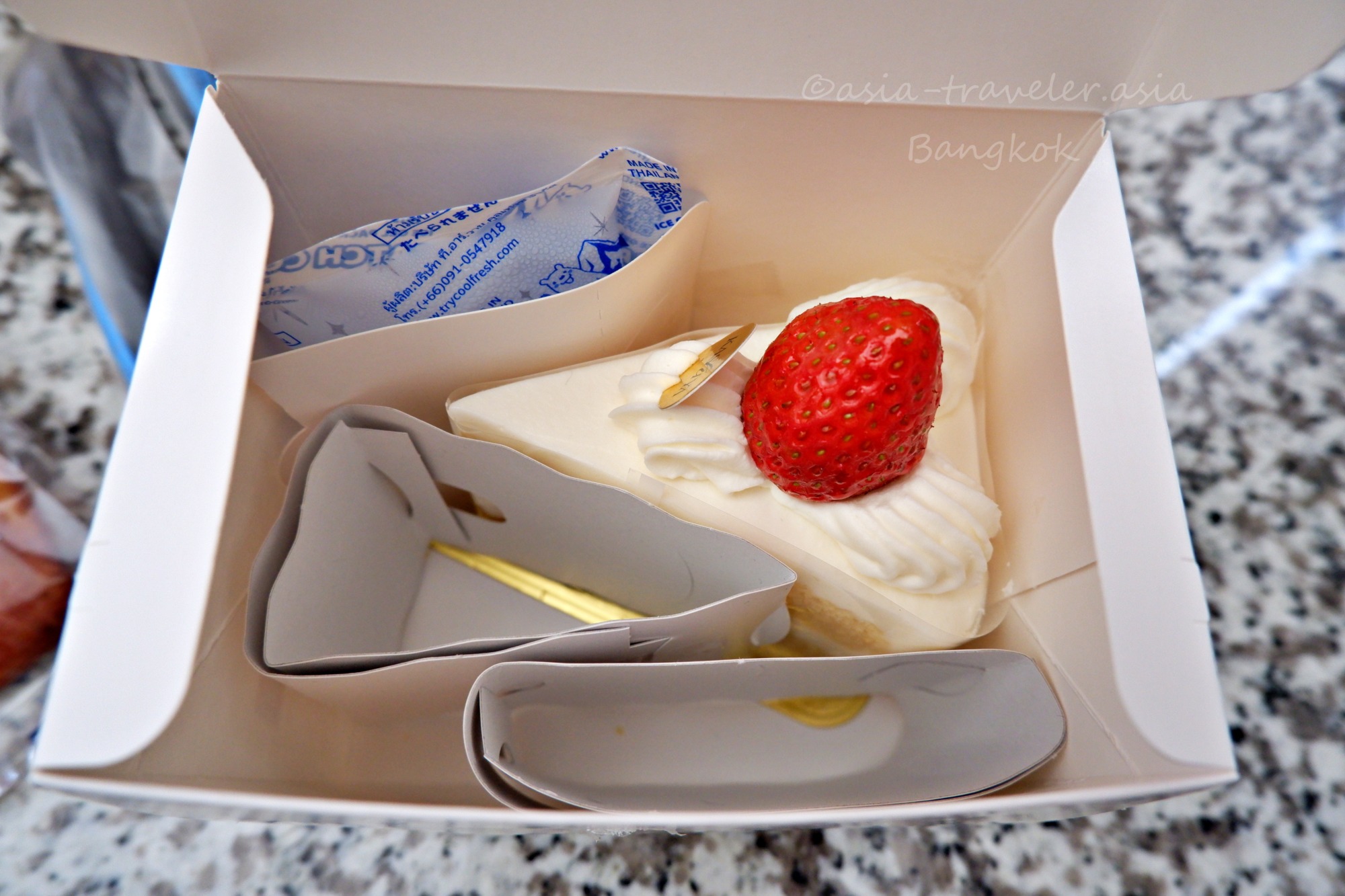 バンコク・かしやの苺ショートケーキをテイクアウト箱で開封